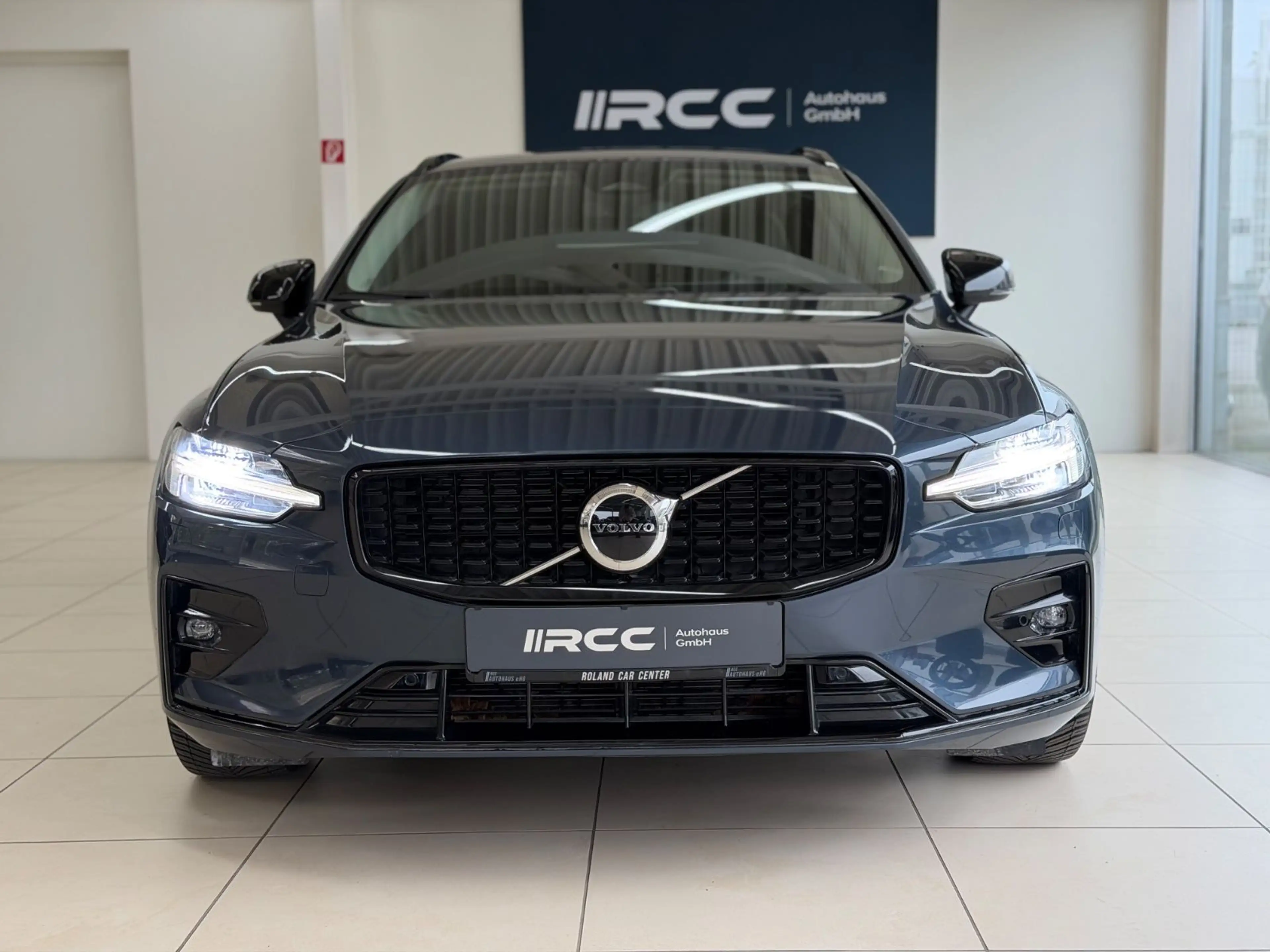 Volvo V60 Kombi Plus Dark Kam ACC Leder H&K AHK — photo 2