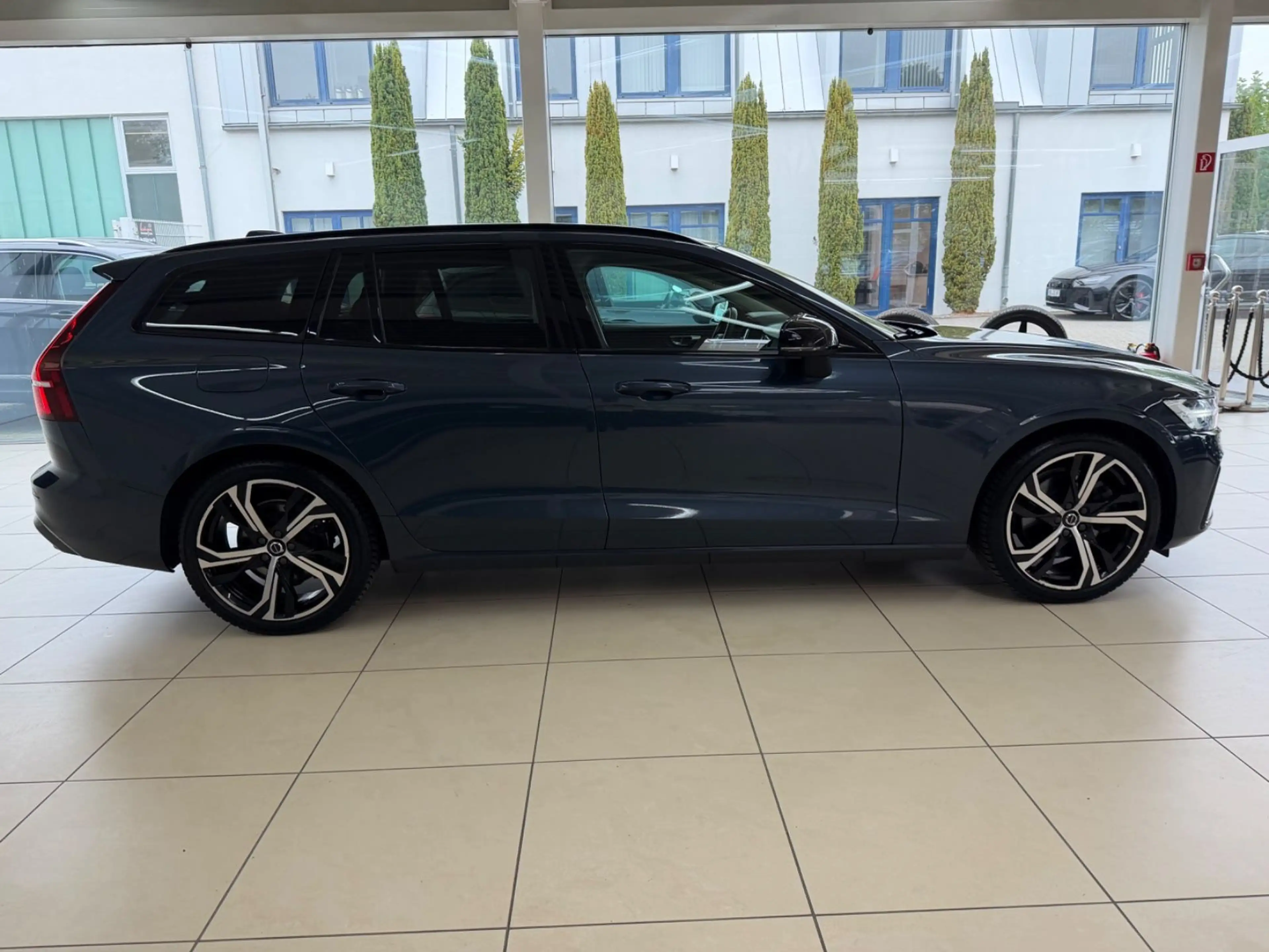 Volvo V60 Kombi Plus Dark Kam ACC Leder H&K AHK — photo 4