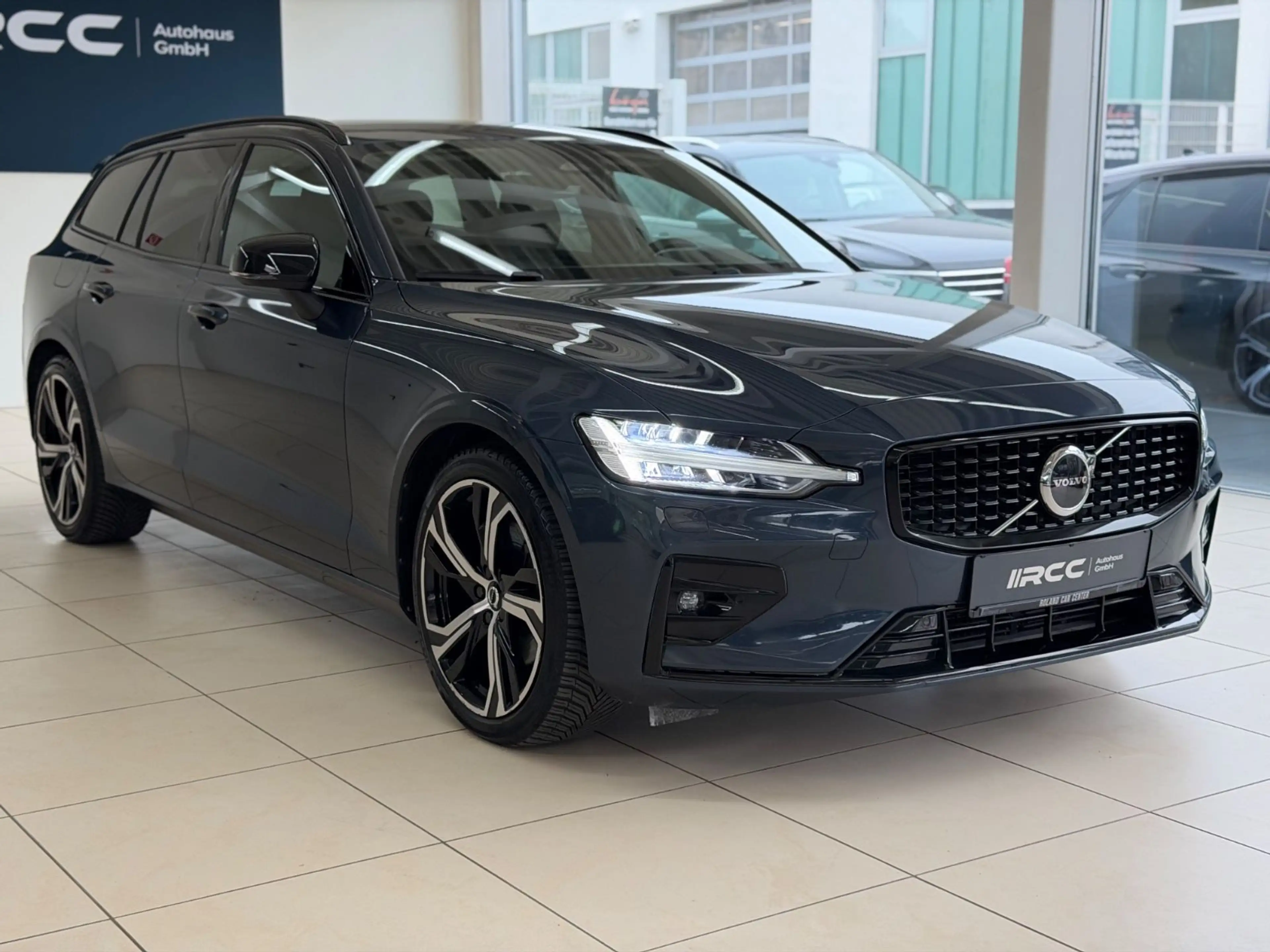 Volvo V60 Kombi Plus Dark Kam ACC Leder H&K AHK — photo 3