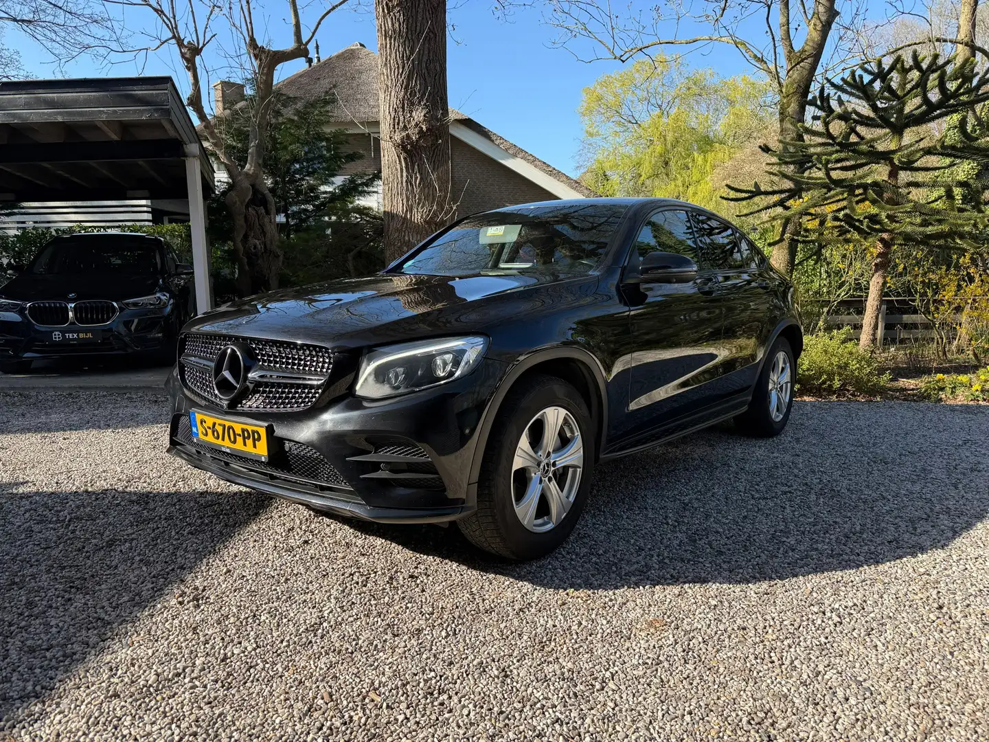 Mercedes-Benz GLC 250 Coupé 4MATIC AMG Premium Plus Schwarz - 2