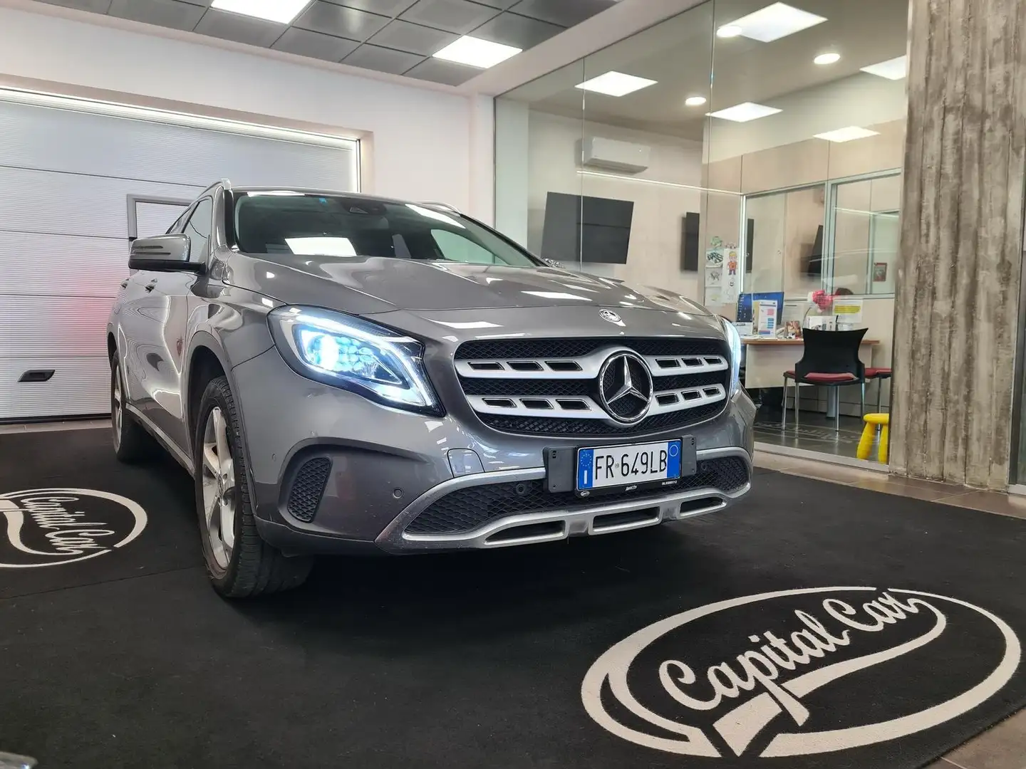 Mercedes-Benz GLA 180 GLA 180 d Business auto Gris - 2