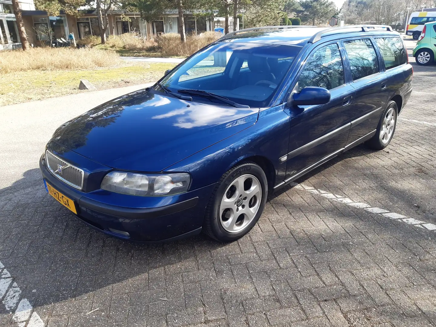 Volvo V70 V70 2.4 Comfort Line Blauw - 1