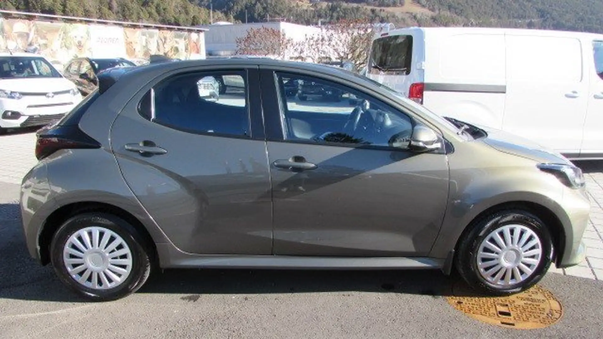 Toyota Yaris 1,5 Hybrid Active Braun - 2