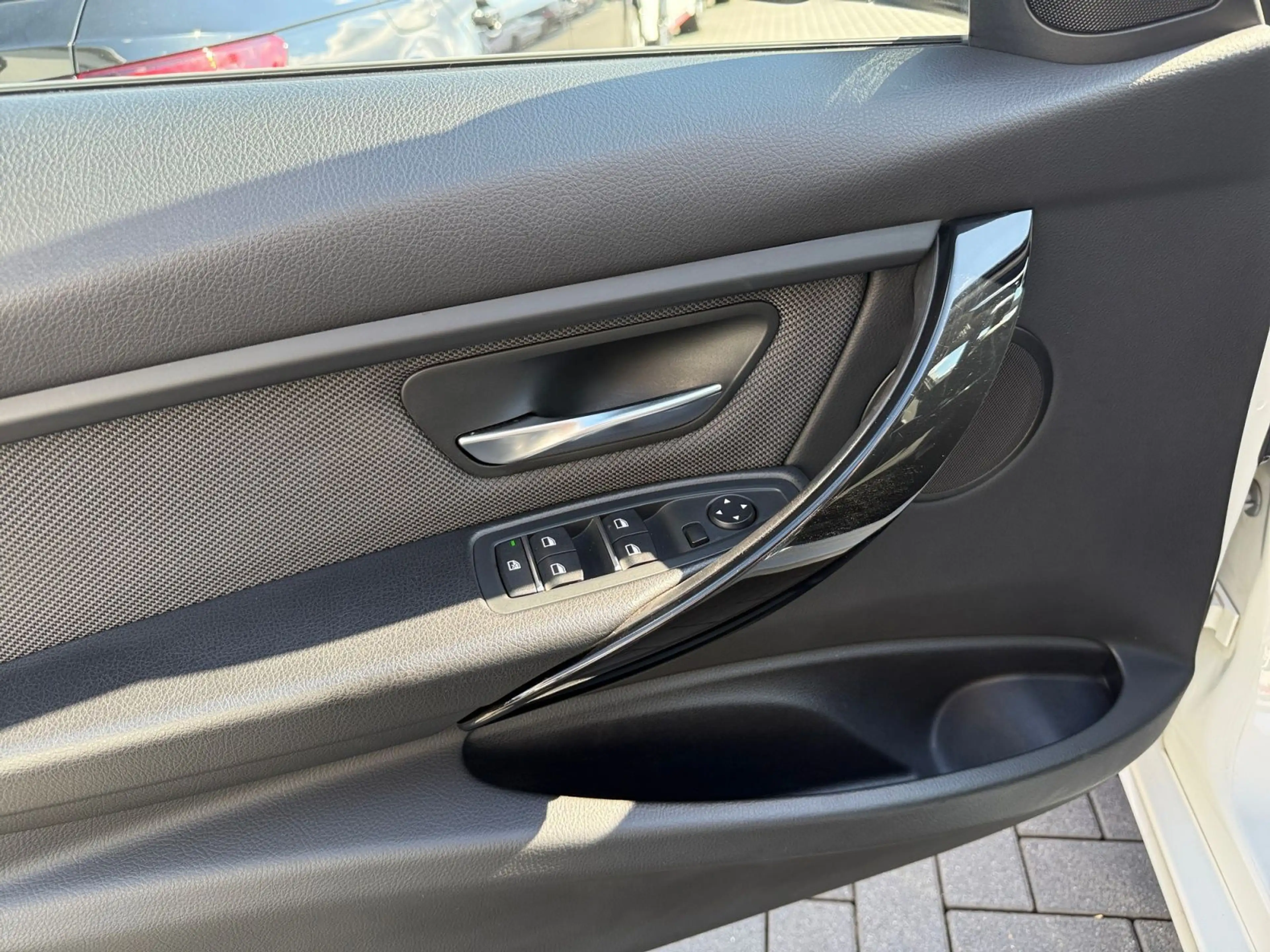 BMW 330 d xDrive Advantage AHK HEADUP PANO — photo 9