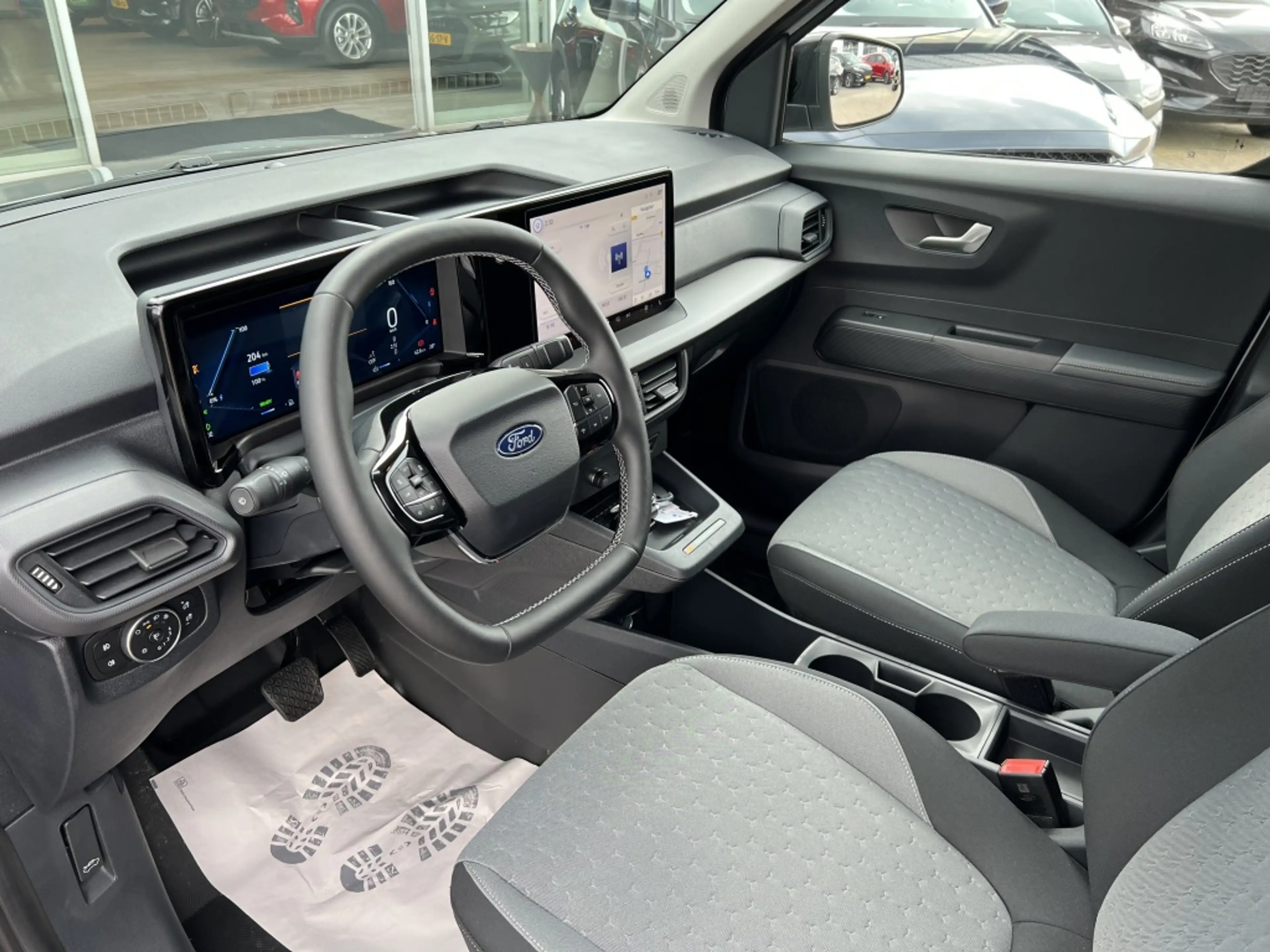 Ford E-Transit Cour. Limited 44 kWh — photo 4