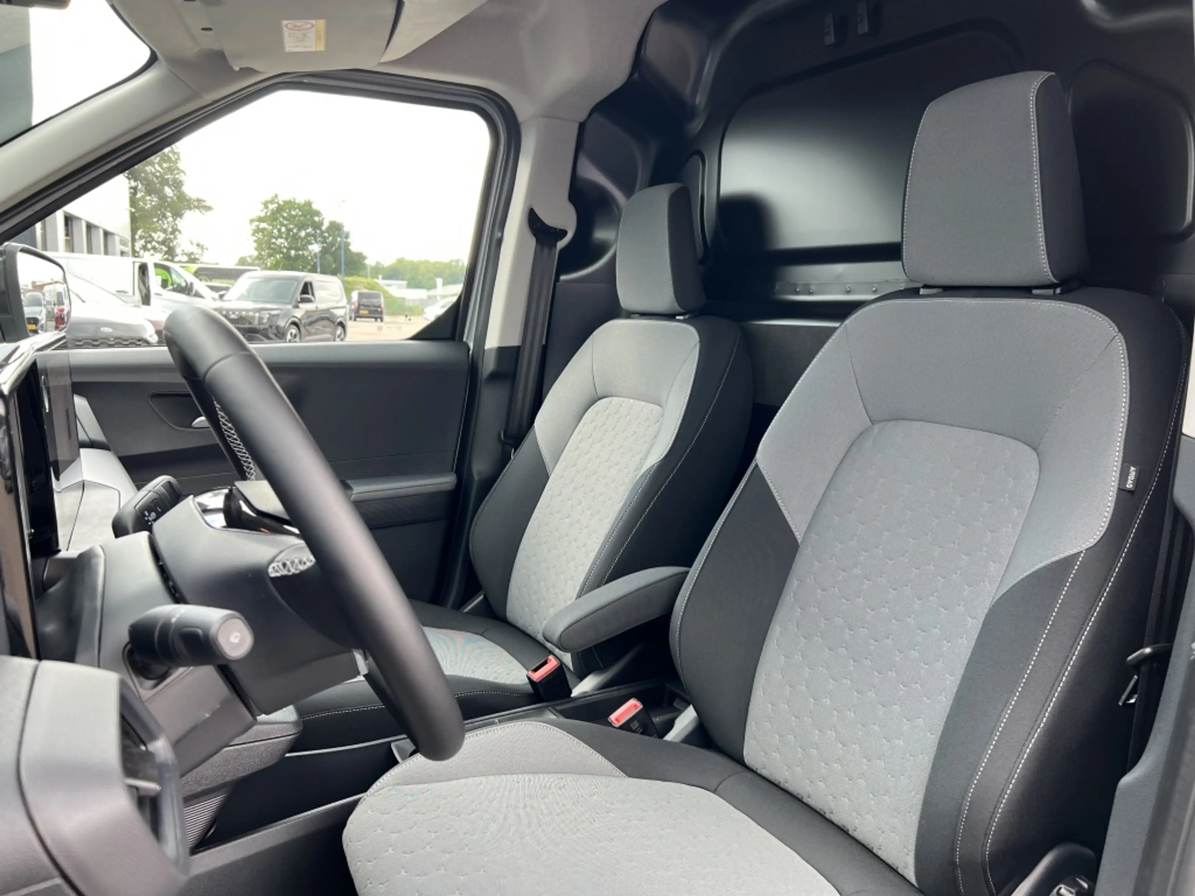 Ford E-Transit Cour. Limited 44 kWh — photo 9