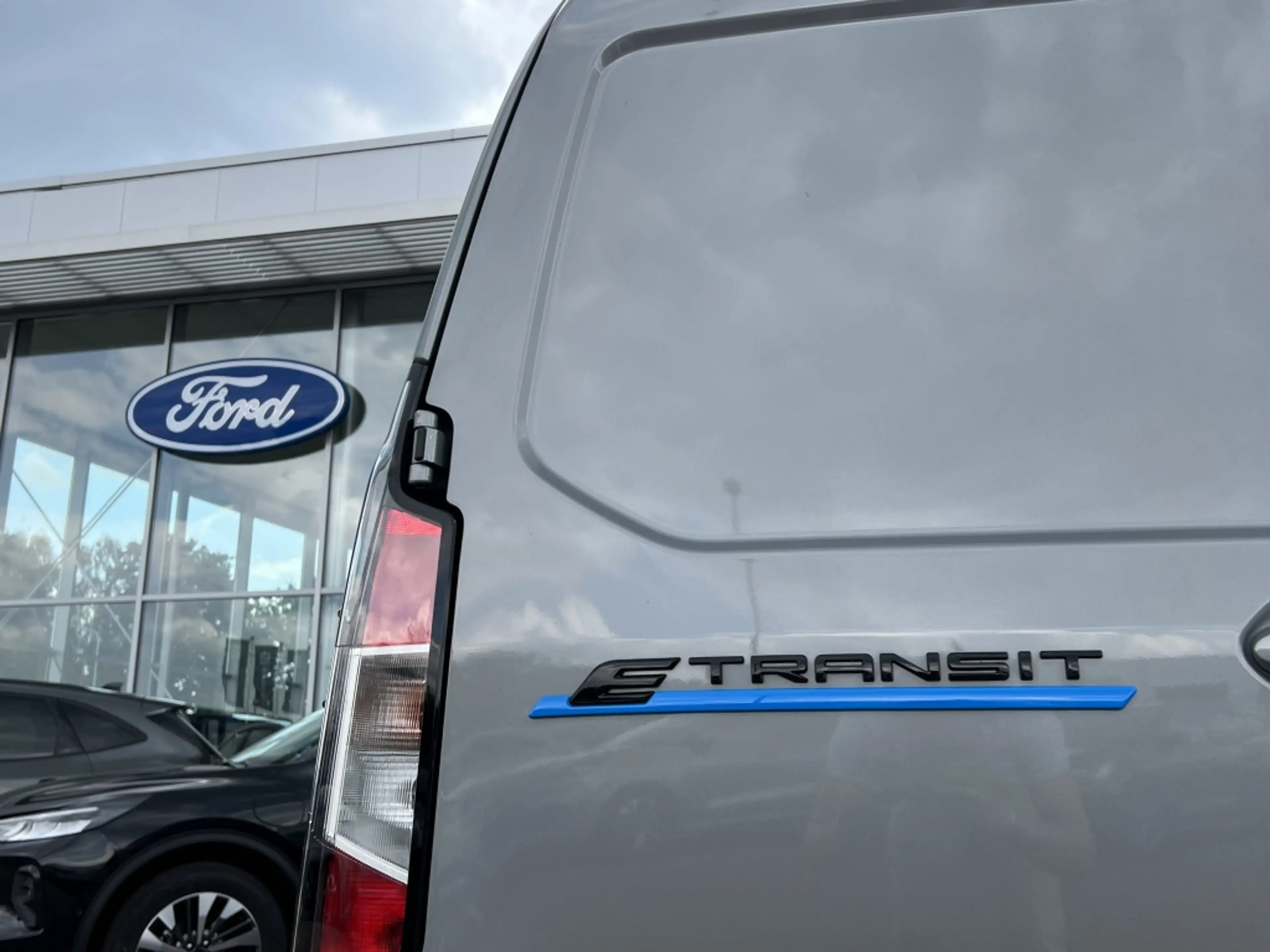 Ford E-Transit Cour. Limited 44 kWh — photo 14