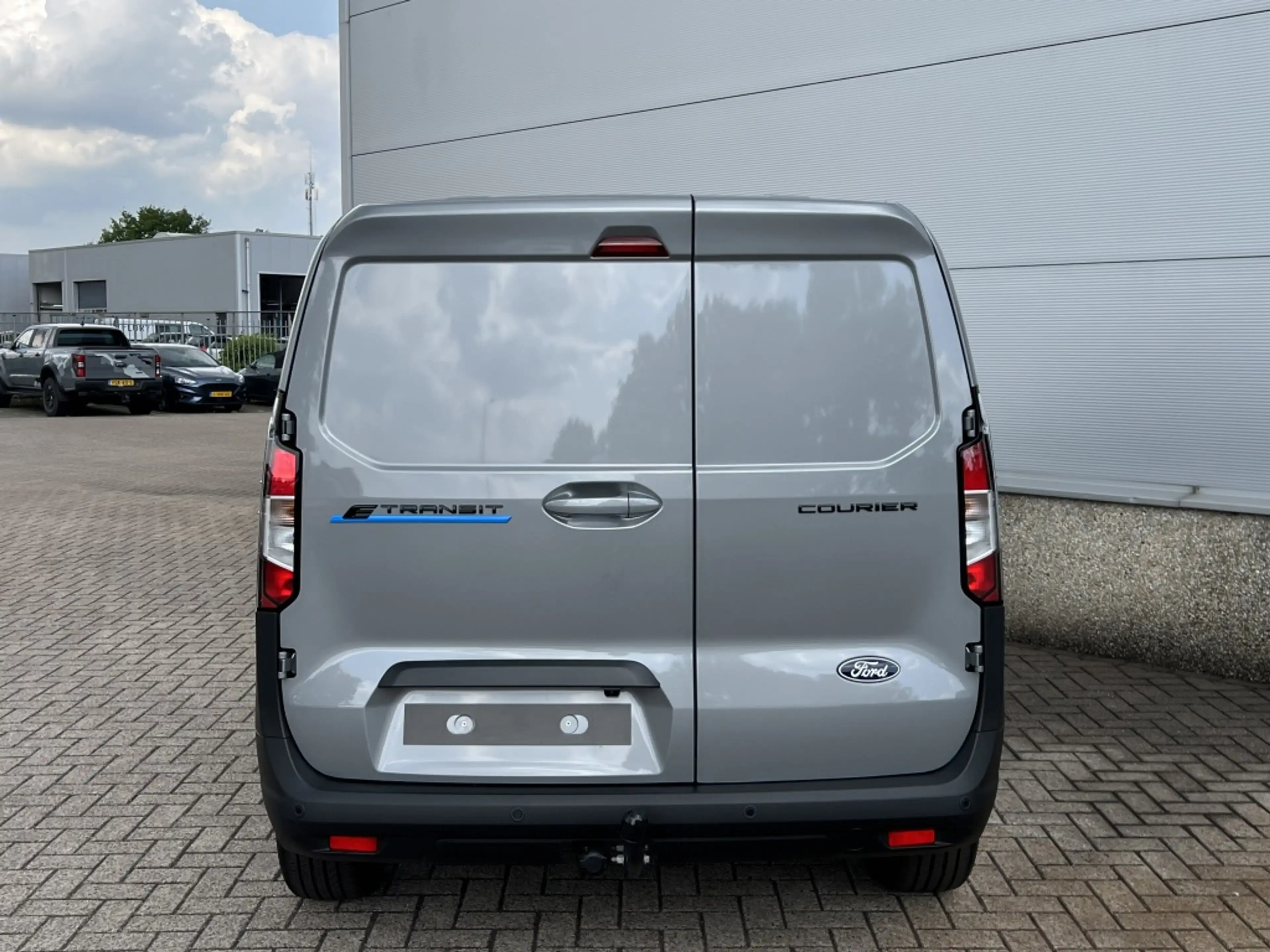 Ford E-Transit Cour. Limited 44 kWh — photo 7
