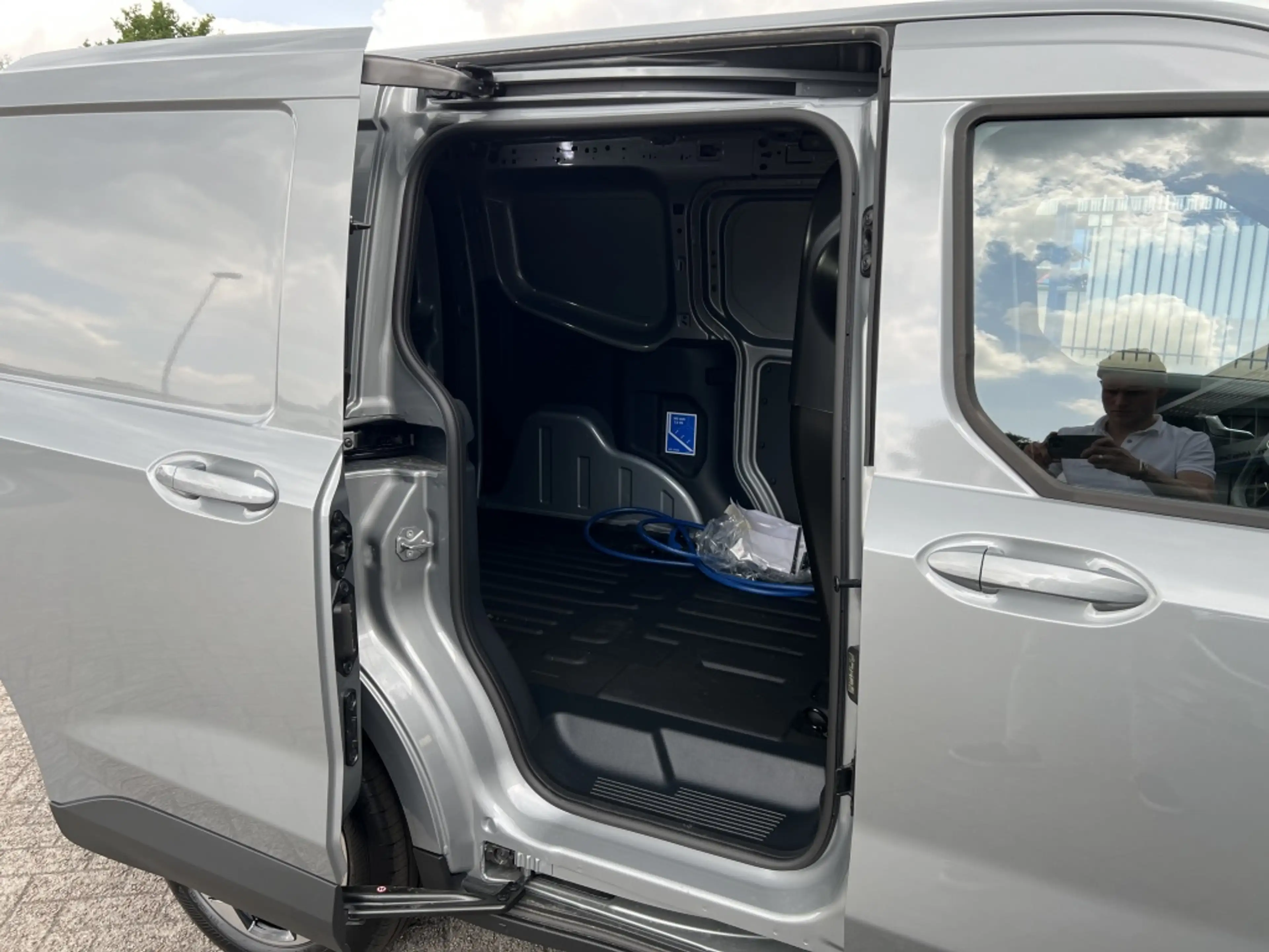 Ford E-Transit Cour. Limited 44 kWh — photo 11