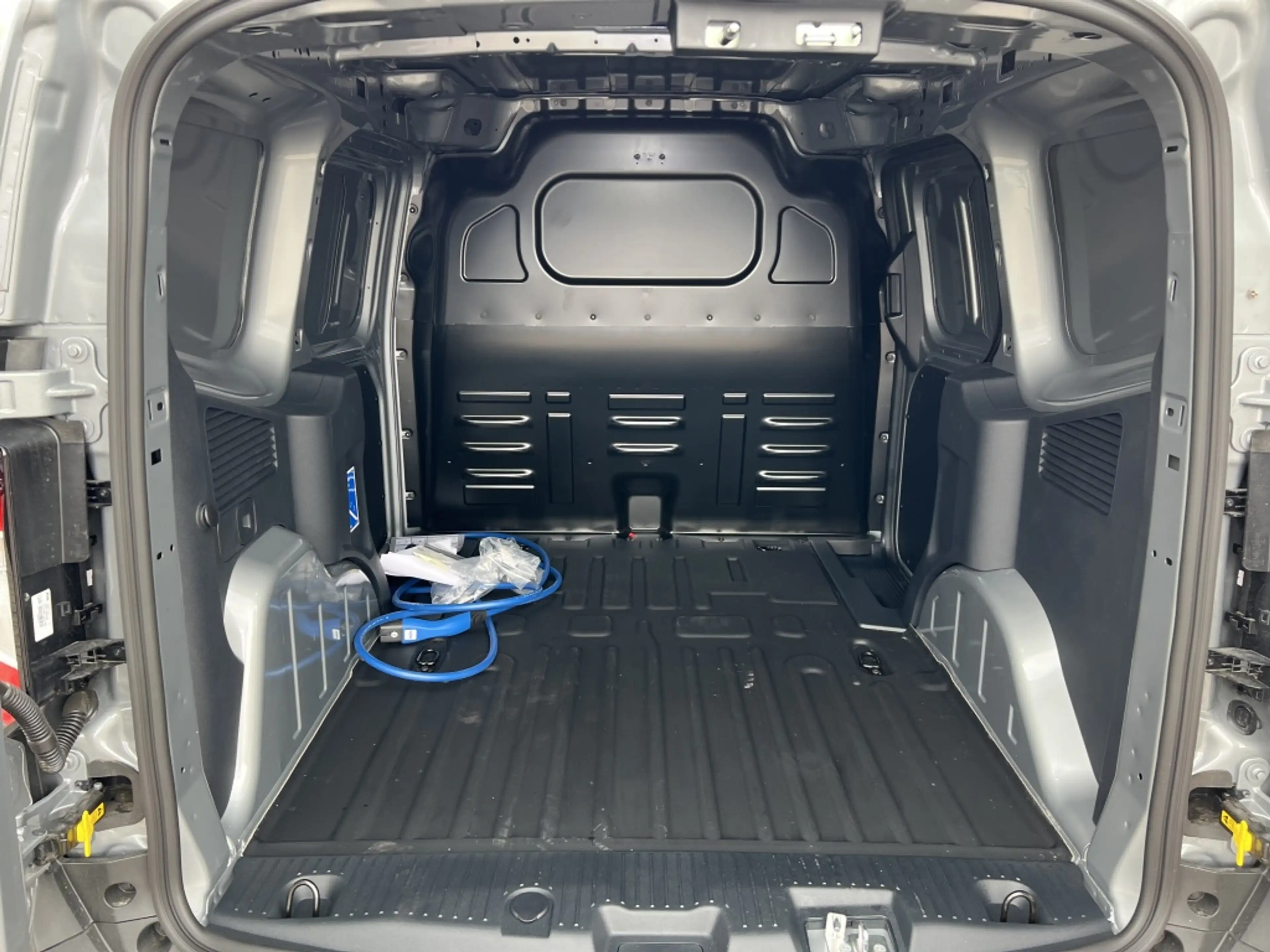 Ford E-Transit Cour. Limited 44 kWh — photo 5