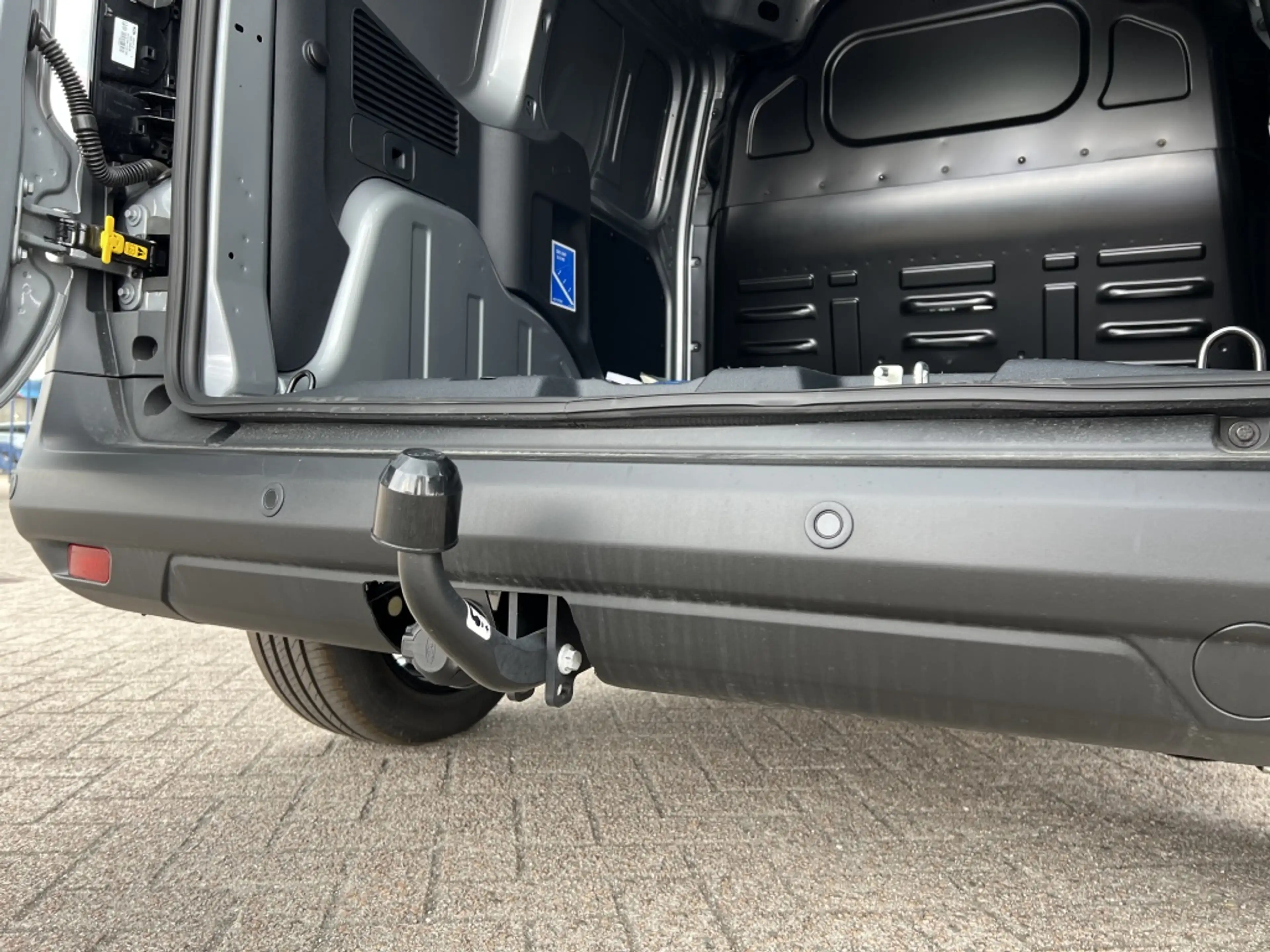 Ford E-Transit Cour. Limited 44 kWh — photo 10