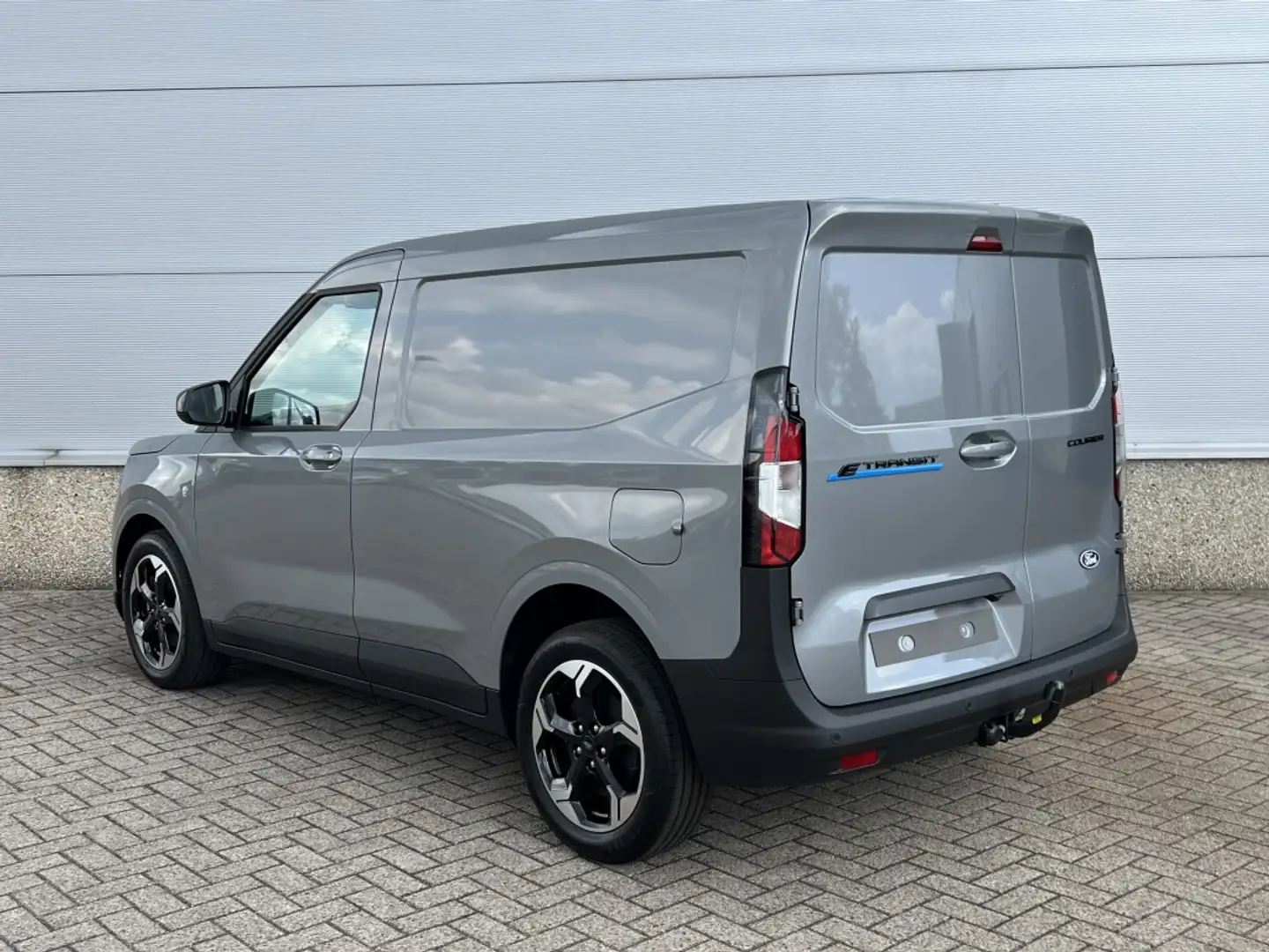 Ford E-Transit Cour. Limited 44 kWh Stříbrná - 2