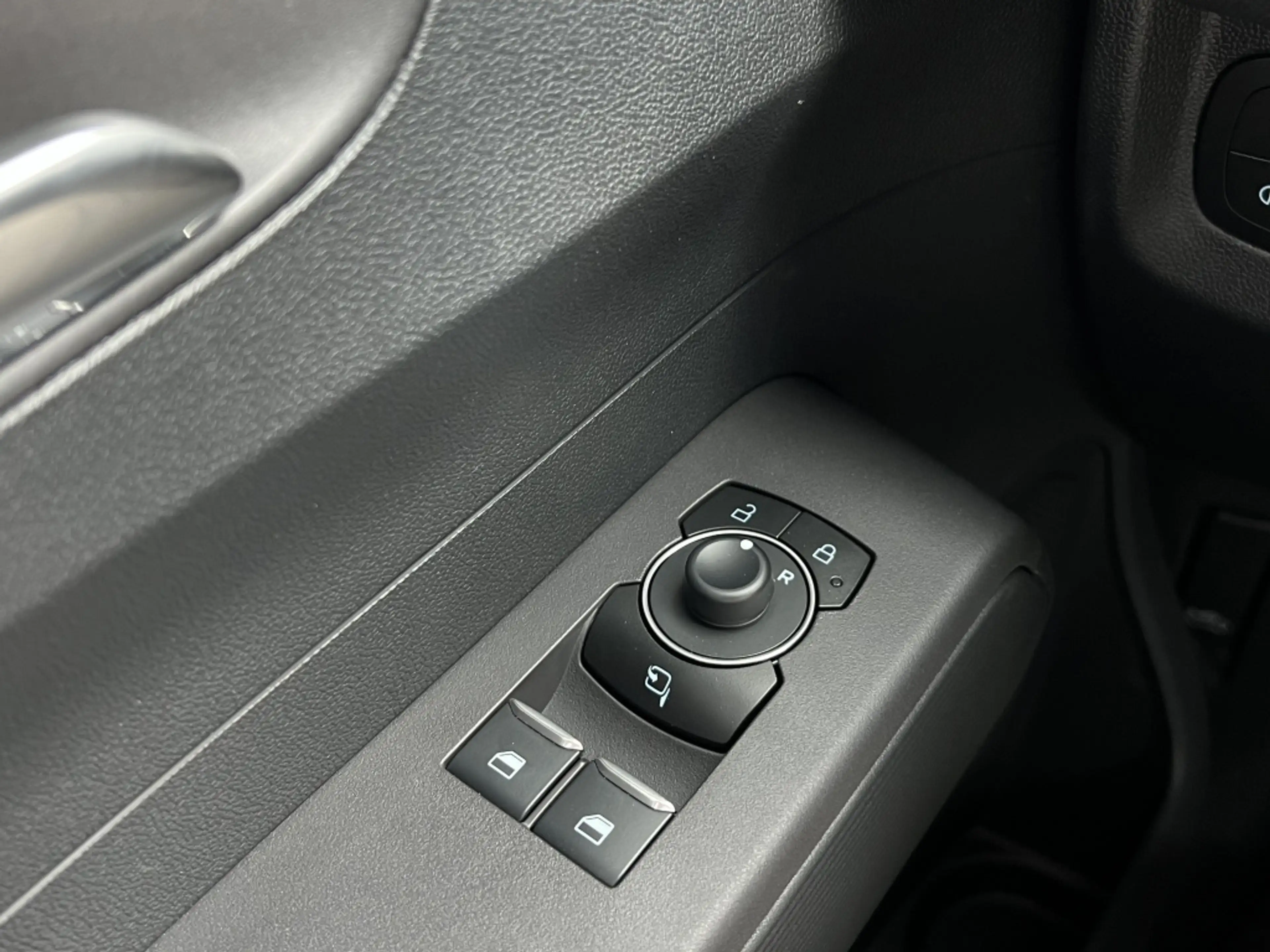 Ford E-Transit Cour. Limited 44 kWh — photo 13