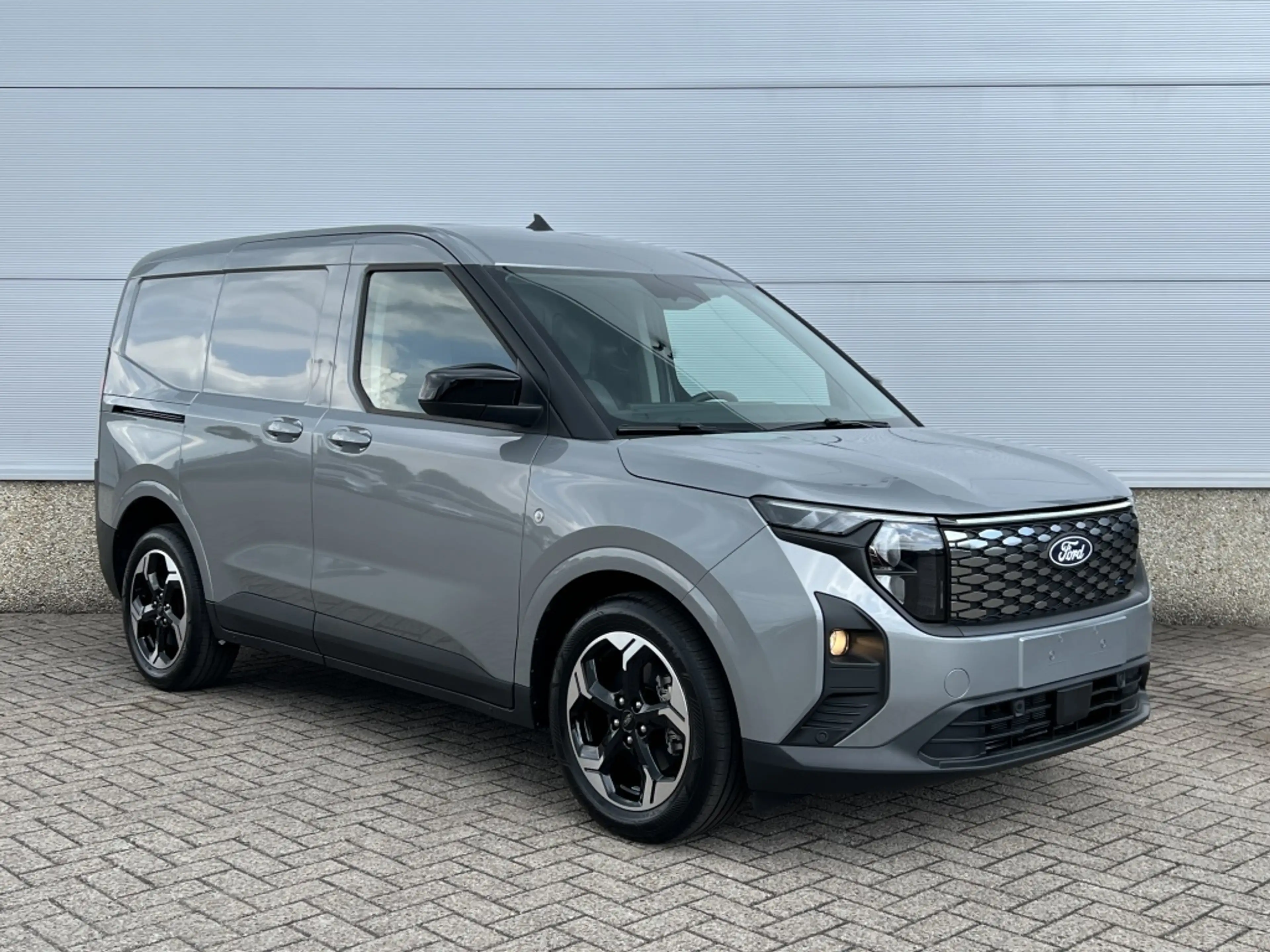 Ford E-Transit Cour. Limited 44 kWh — photo 3