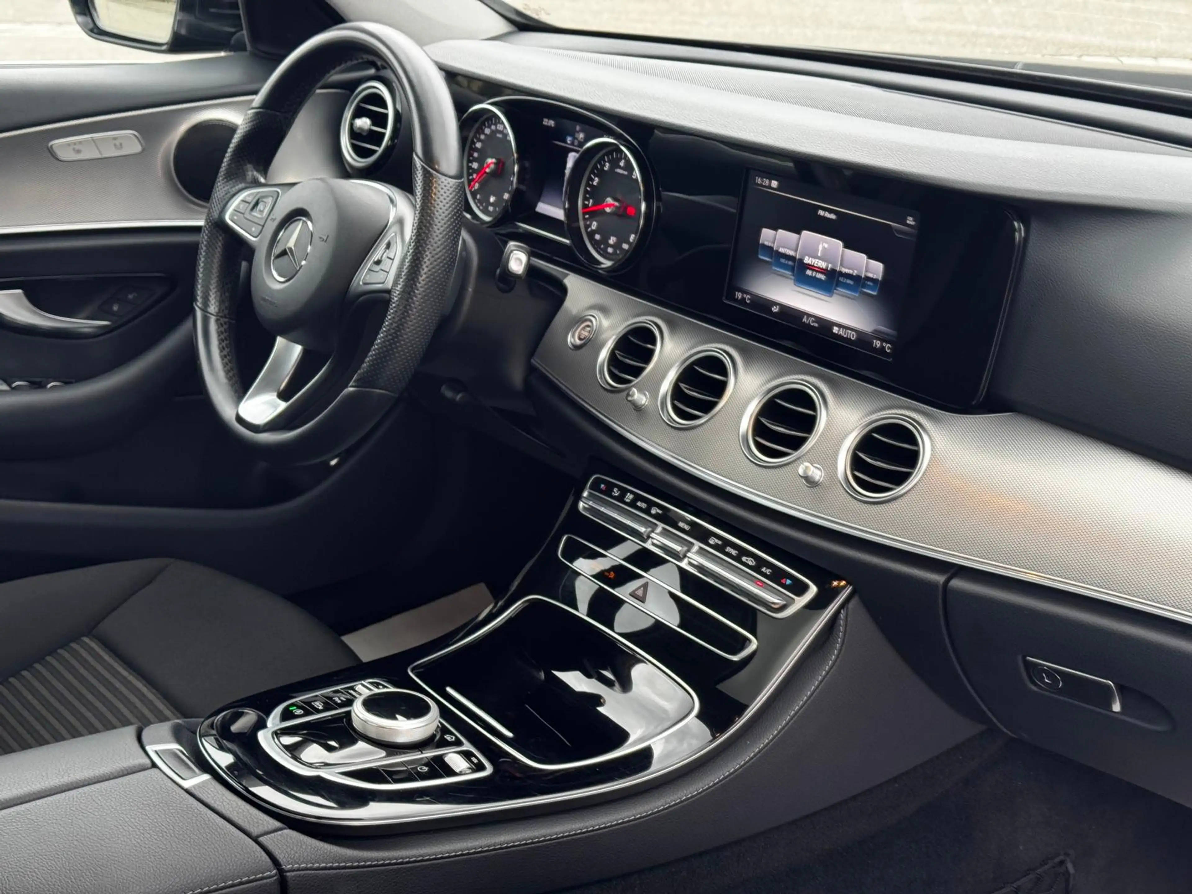 Mercedes-Benz E 200 LED/el.Sitze/Kamera/Navi/Sitzheizung — photo 10