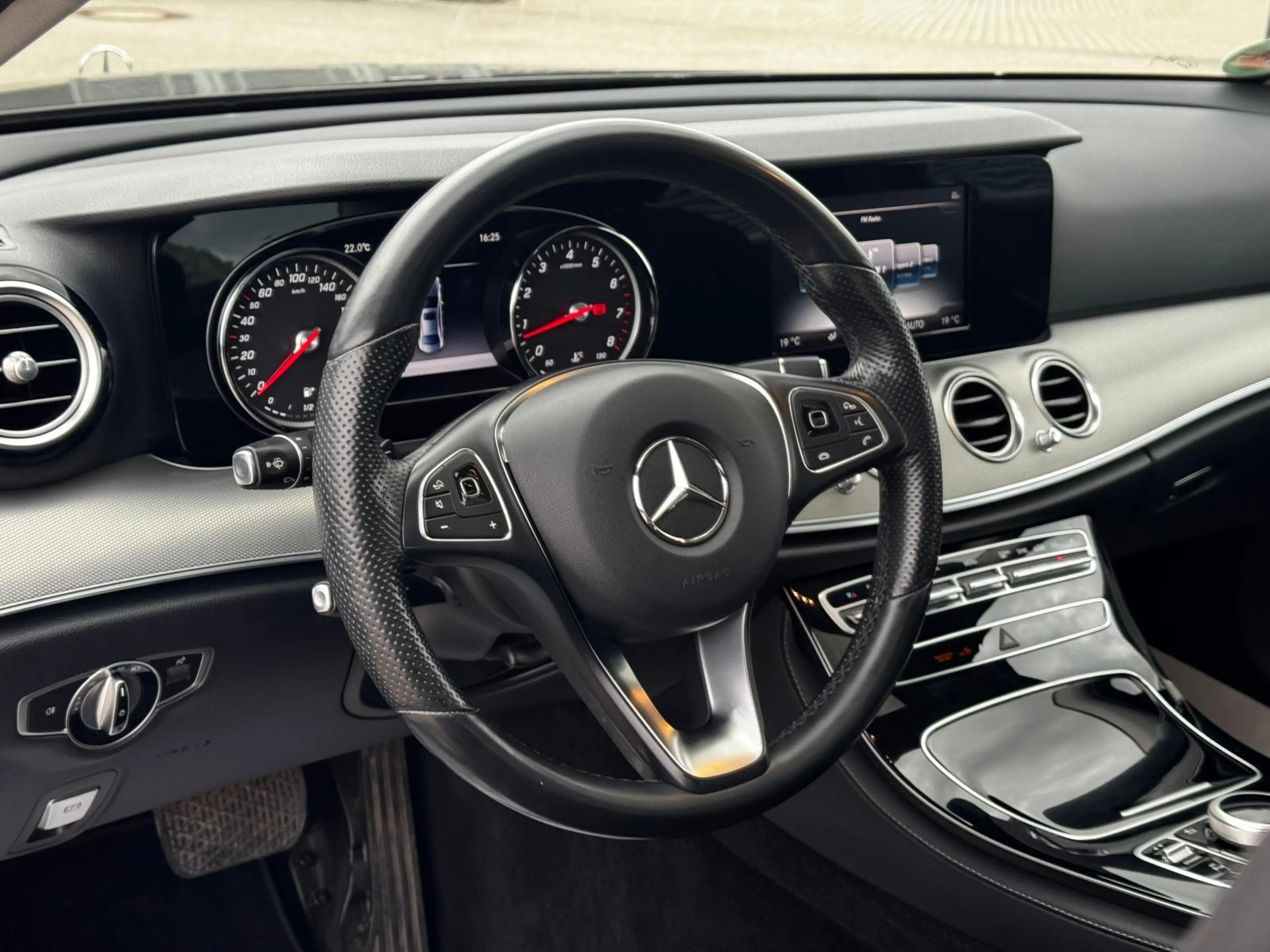 Mercedes-Benz E 200 LED/el.Sitze/Kamera/Navi/Sitzheizung — photo 11