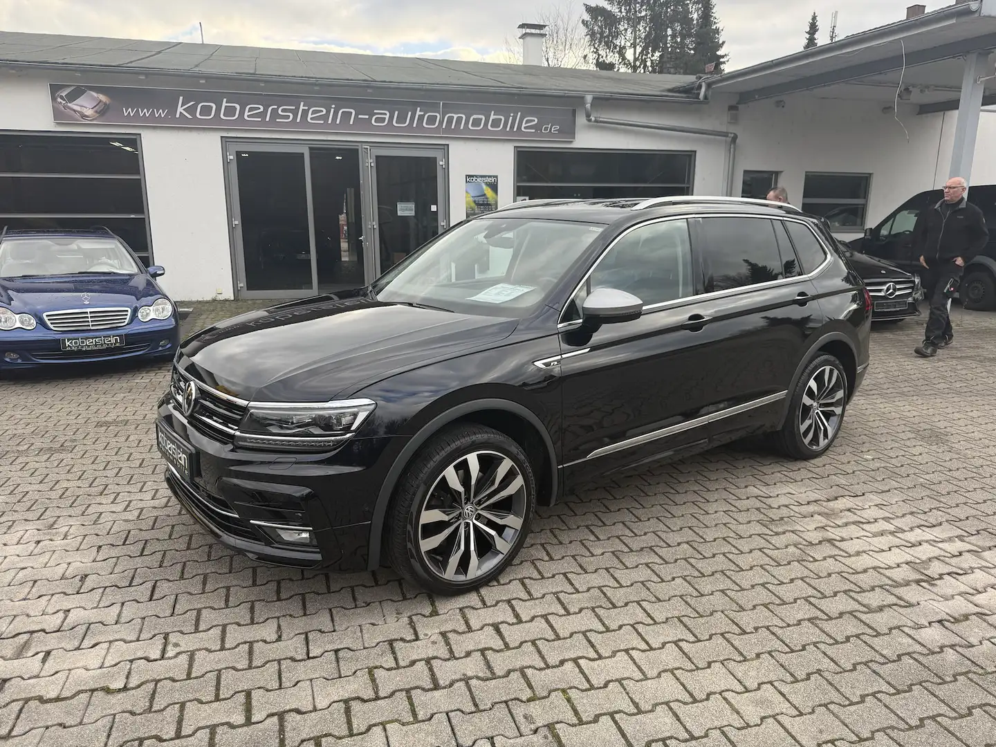 Volkswagen Tiguan Allspace R-Line Highline 2.0 TDI 4Motion Zwart - 1
