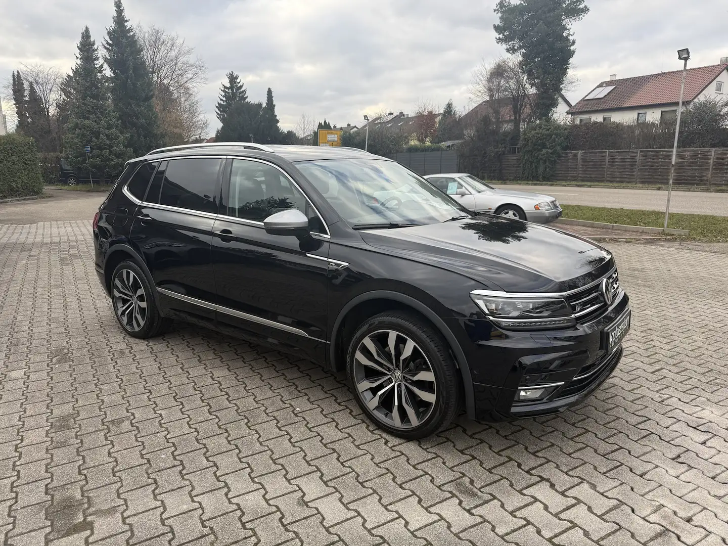 Volkswagen Tiguan Allspace R-Line Highline 2.0 TDI 4Motion Zwart - 2