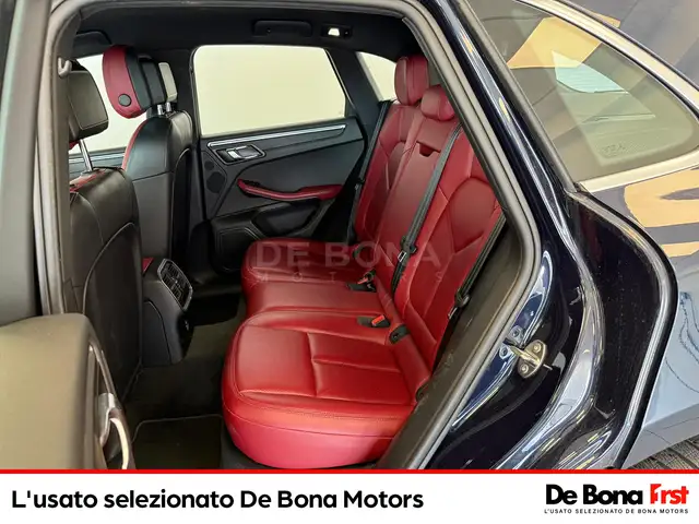 Porsche Macan view 8
