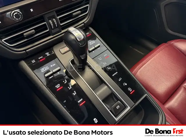 Porsche Macan view 13