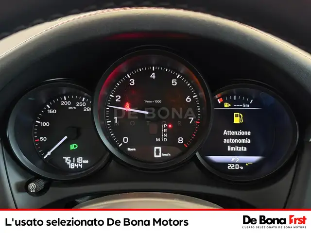 Porsche Macan view 11
