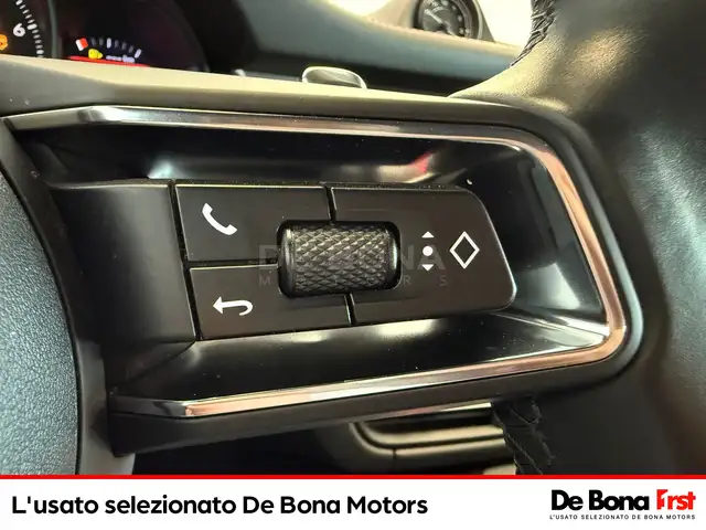 Porsche Macan view 14