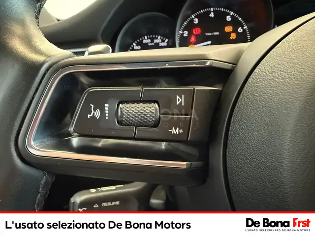 Porsche Macan view 15