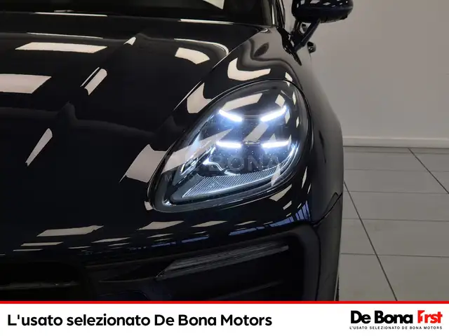 Porsche Macan view 23