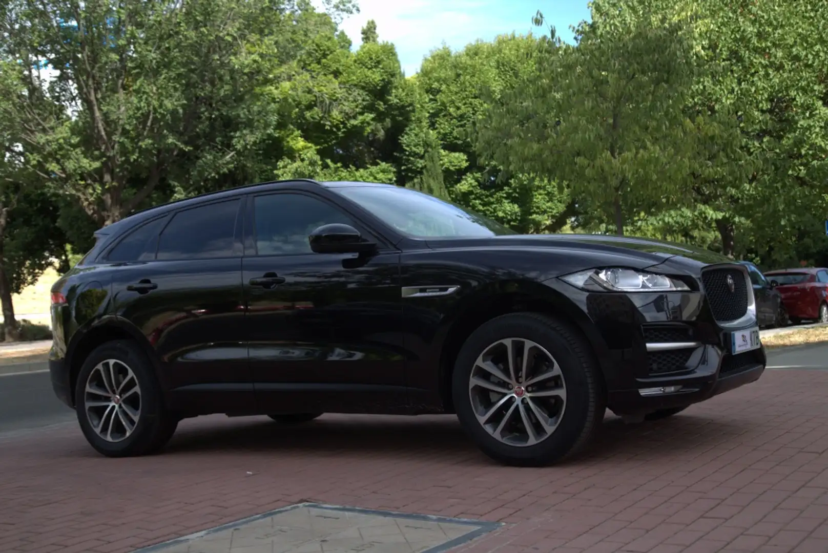 Jaguar F-Pace 2.0i4D R-Sport Aut. RWD 180 Schwarz - 2