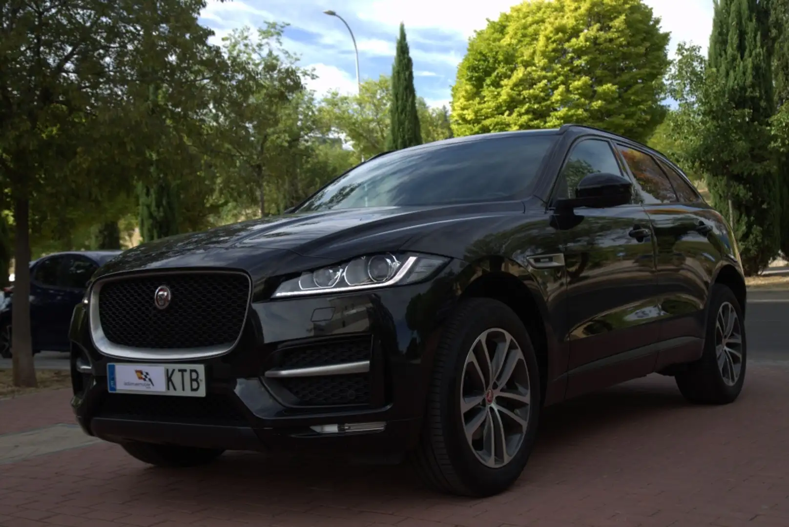 Jaguar F-Pace 2.0i4D R-Sport Aut. RWD 180 Schwarz - 1