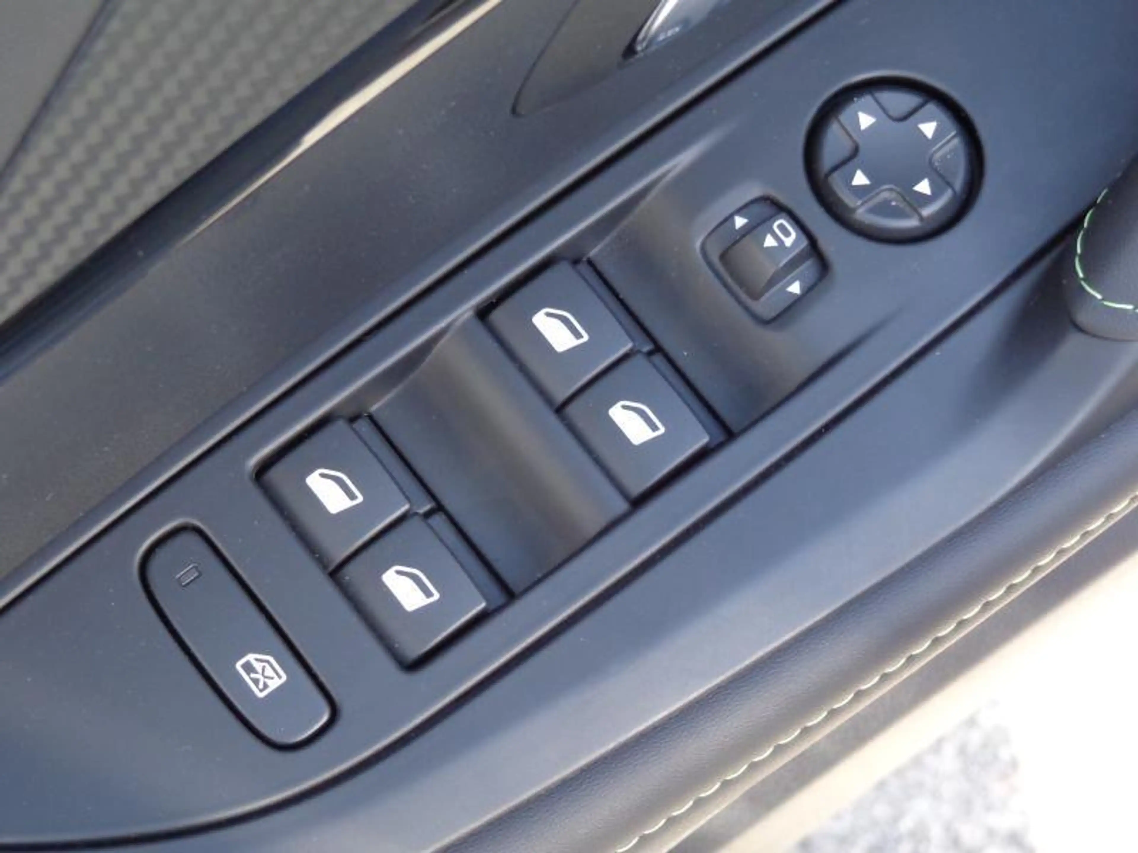 Peugeot 208 MHEV 208 GT 1.2 e-DCS6 - Caméra 360° — photo 13