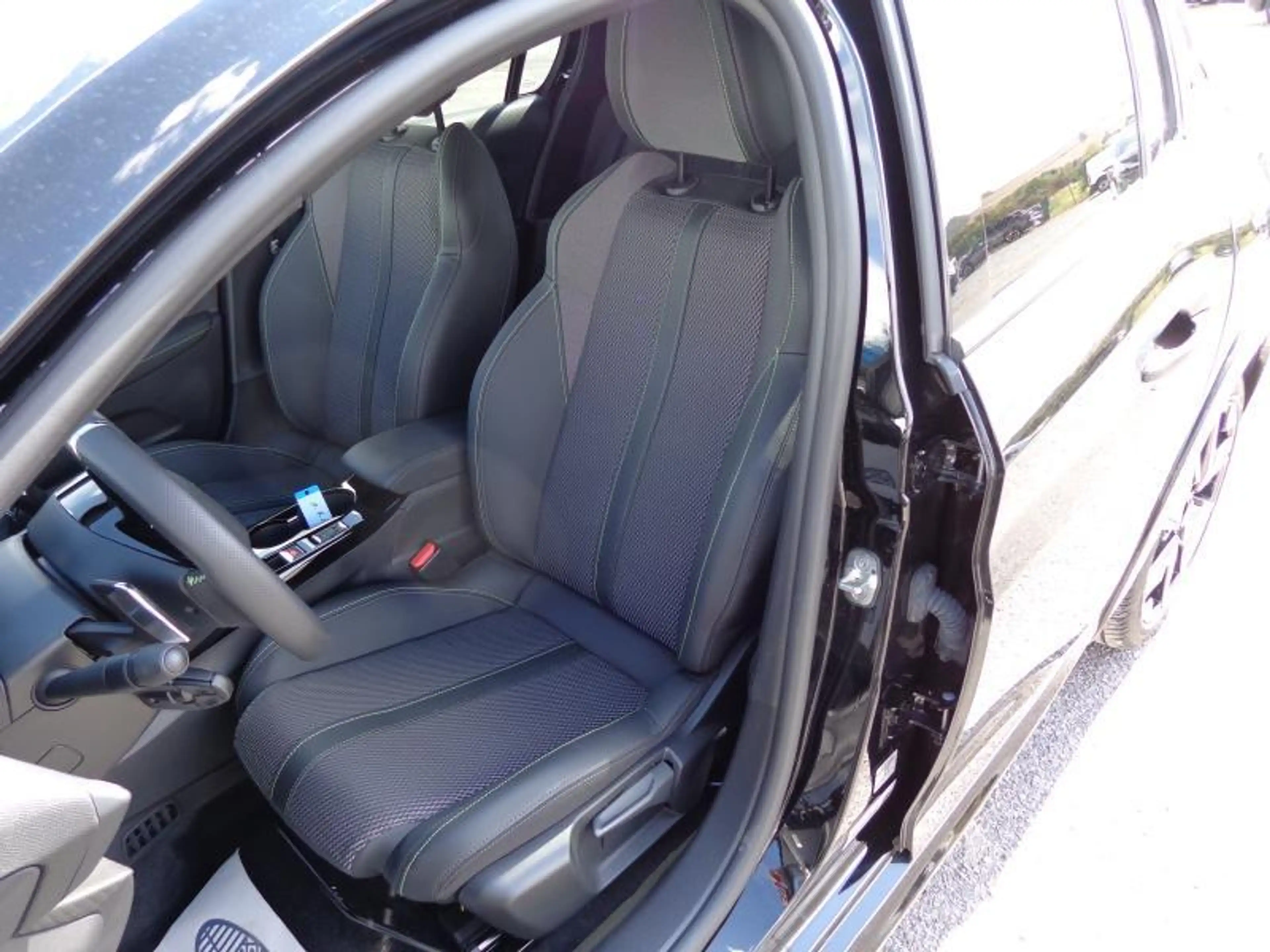 Peugeot 208 MHEV 208 GT 1.2 e-DCS6 - Caméra 360° — photo 10