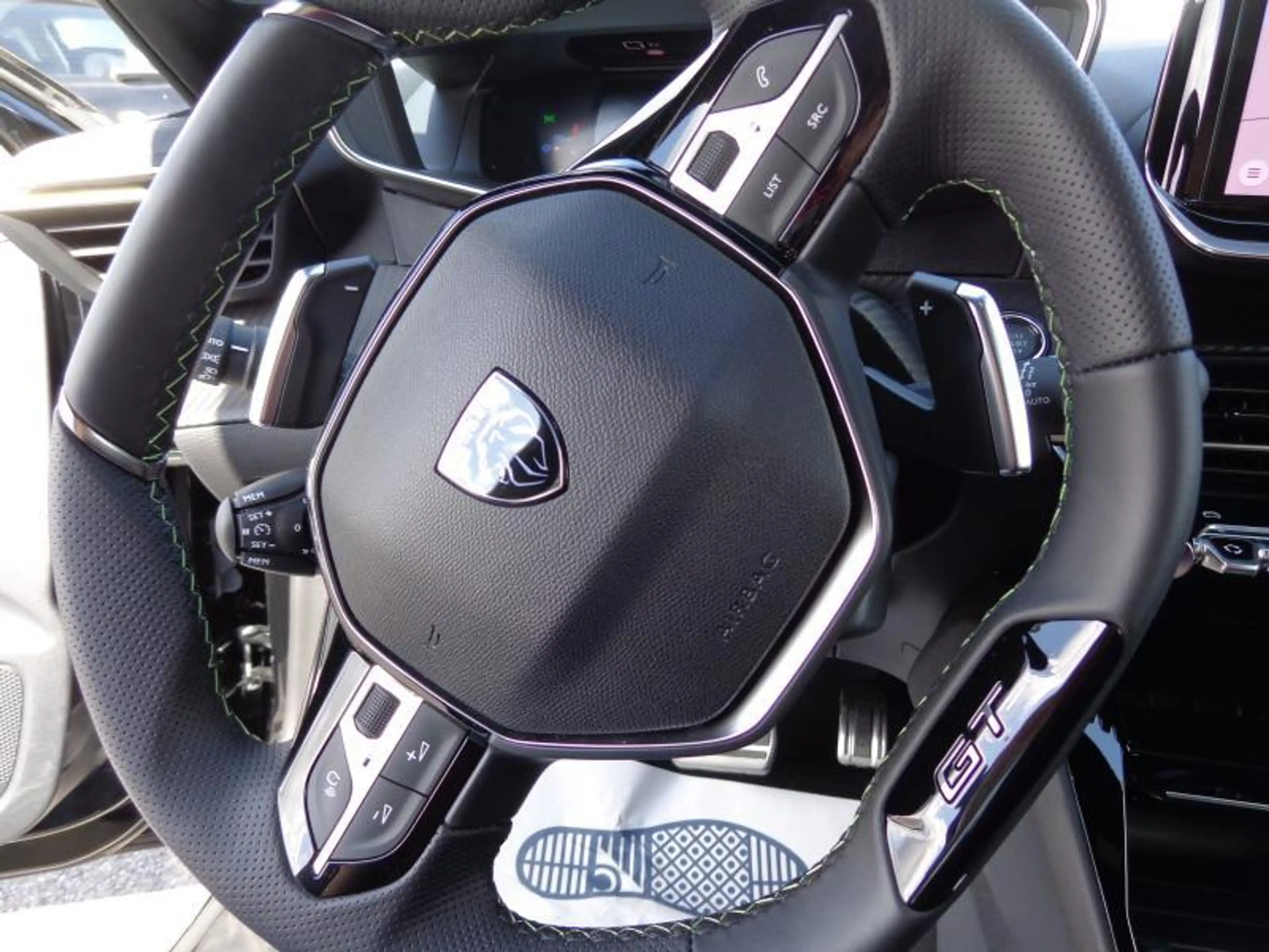 Peugeot 208 MHEV 208 GT 1.2 e-DCS6 - Caméra 360° — photo 4