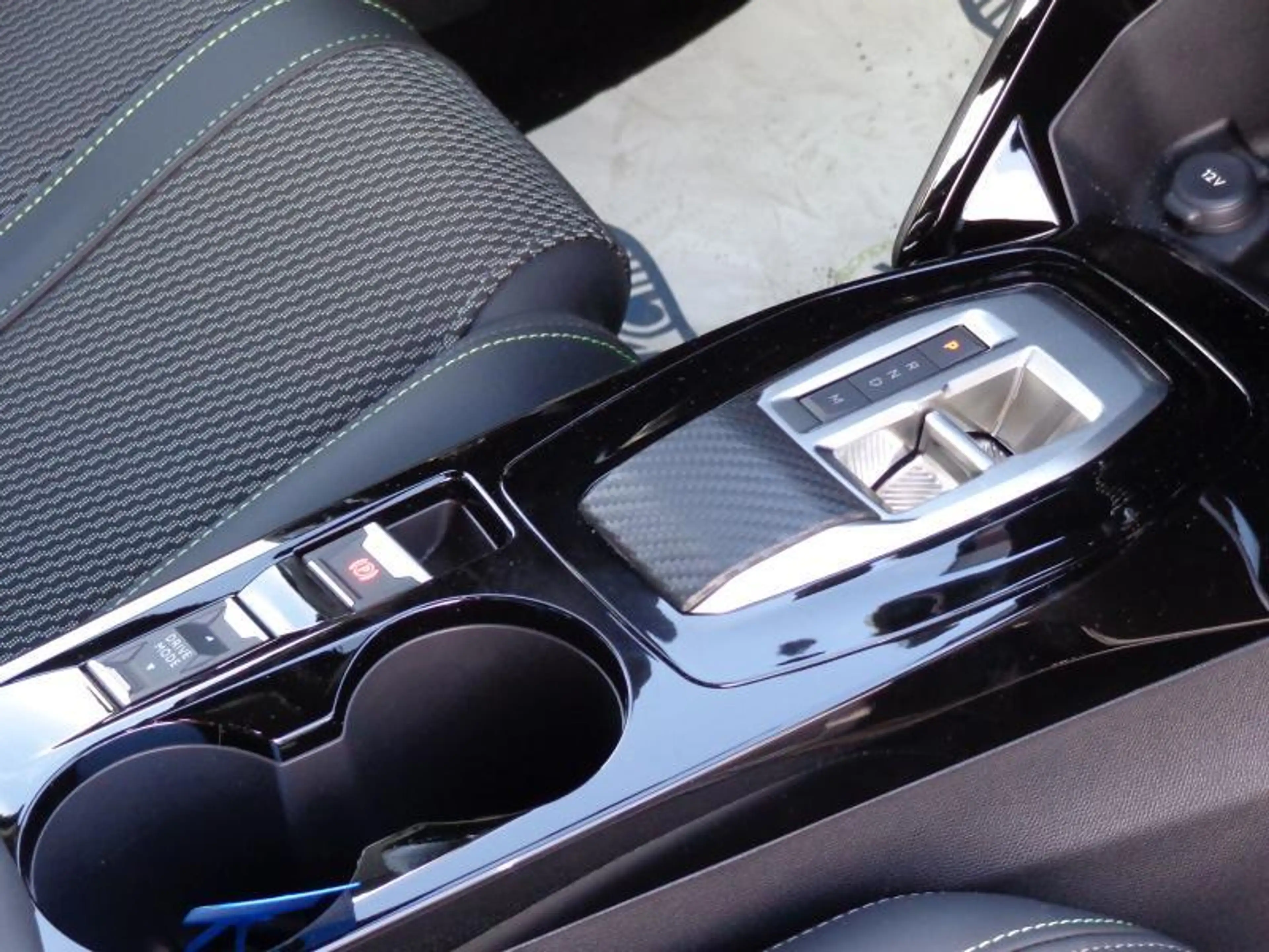 Peugeot 208 MHEV 208 GT 1.2 e-DCS6 - Caméra 360° — photo 11