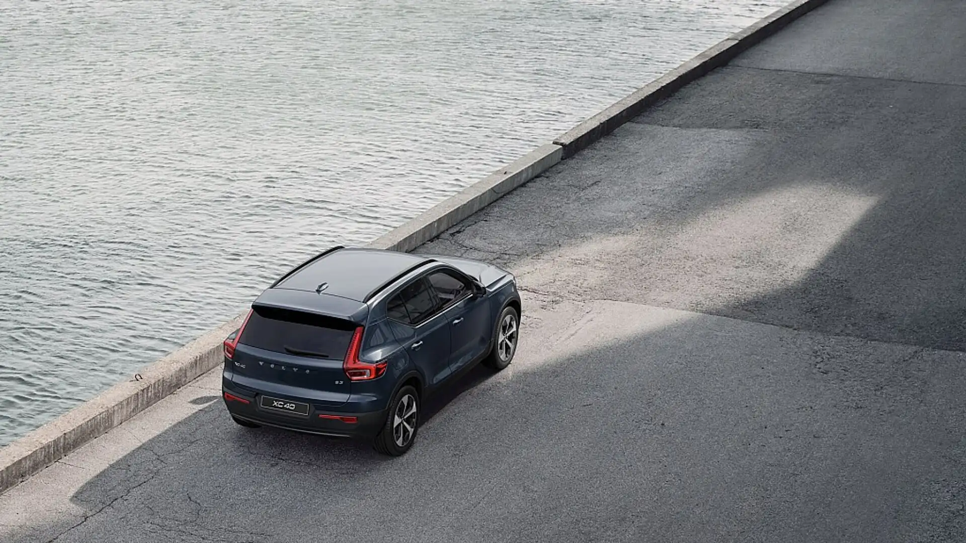 Volvo XC40 B3 Plus Dark Aut. Blau - 2