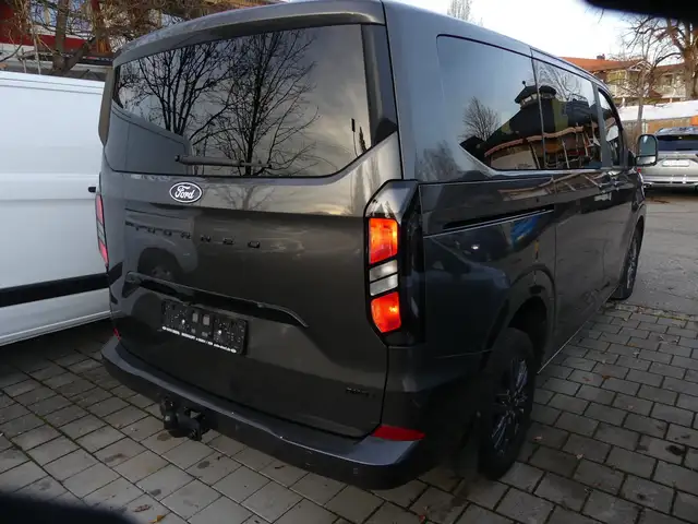 Ford Tourneo Custom view 3