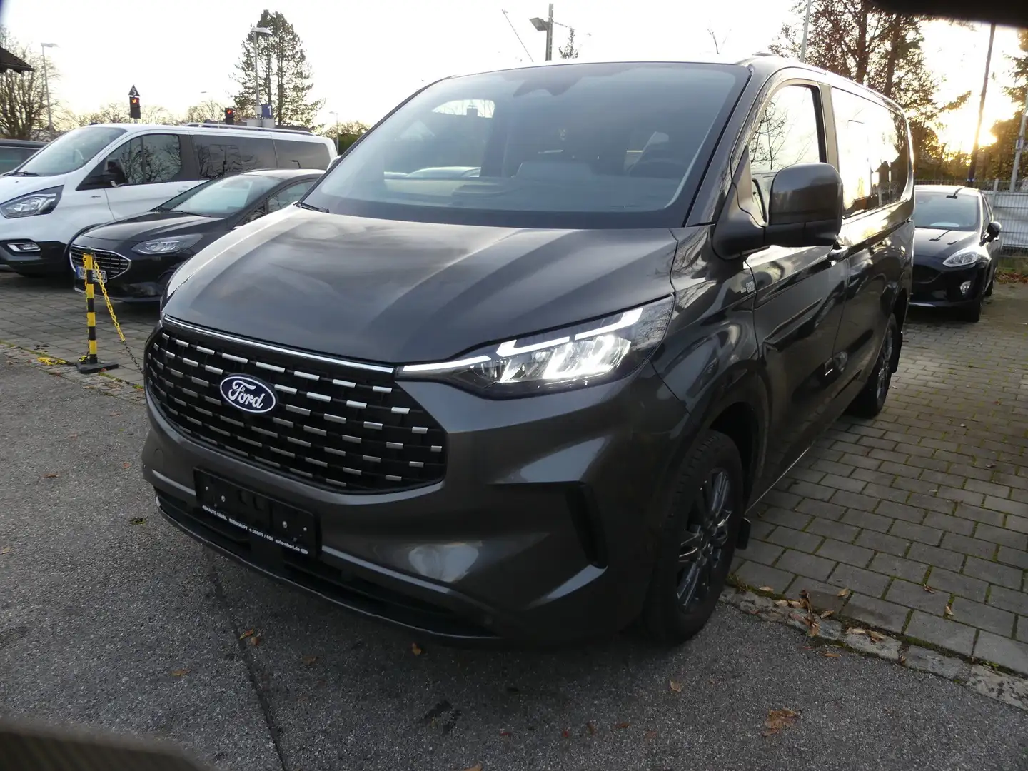 Ford Tourneo Custom 320 L1 Custom Titanium * 4x4 * Automatik * Grau - 1