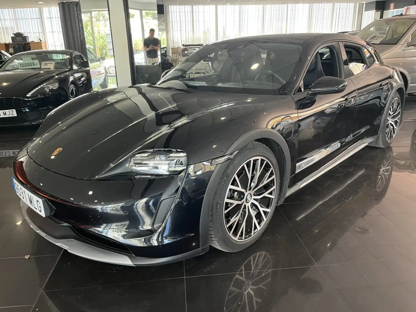 Porsche Taycan 4 Cross Turismo Schwarz - 1