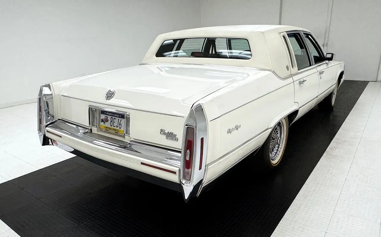 Cadillac Brougham d'Elegance Sedan, foto 5