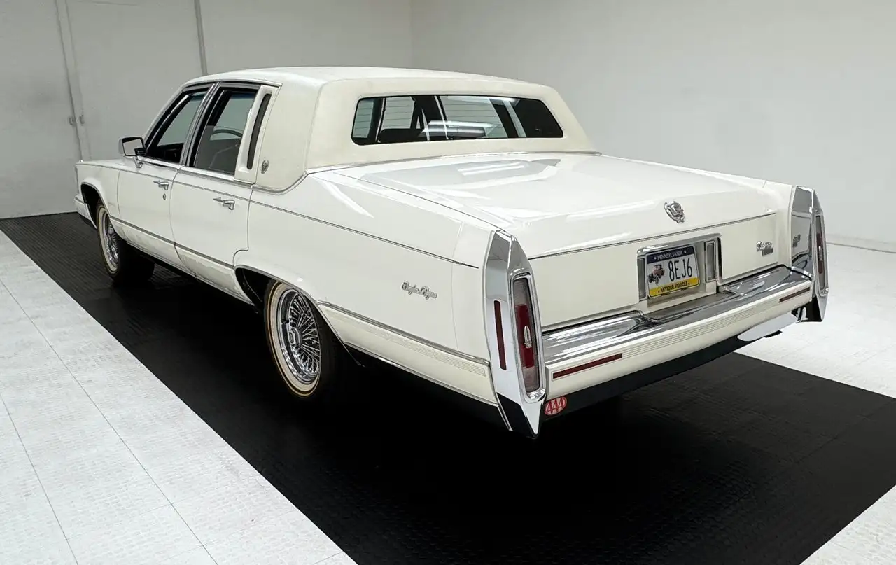 Cadillac Brougham d'Elegance Sedan, foto 3