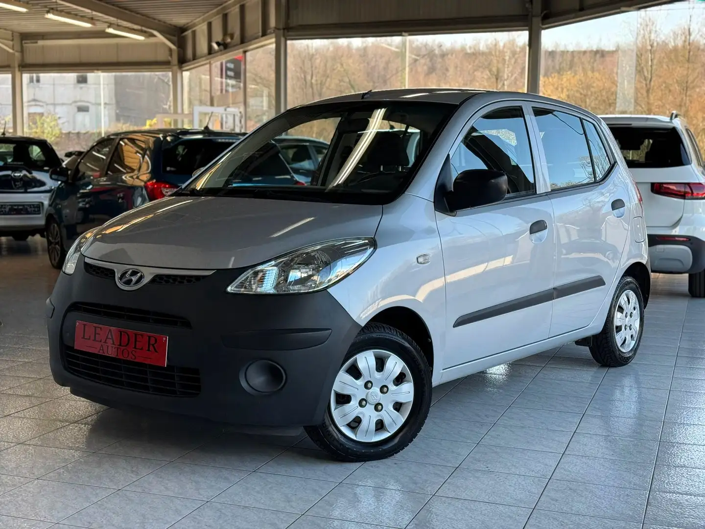 Hyundai i10 🟩 1.1 ESSENCE 67CH - 1ER PROPRIETAIRE Silber - 2