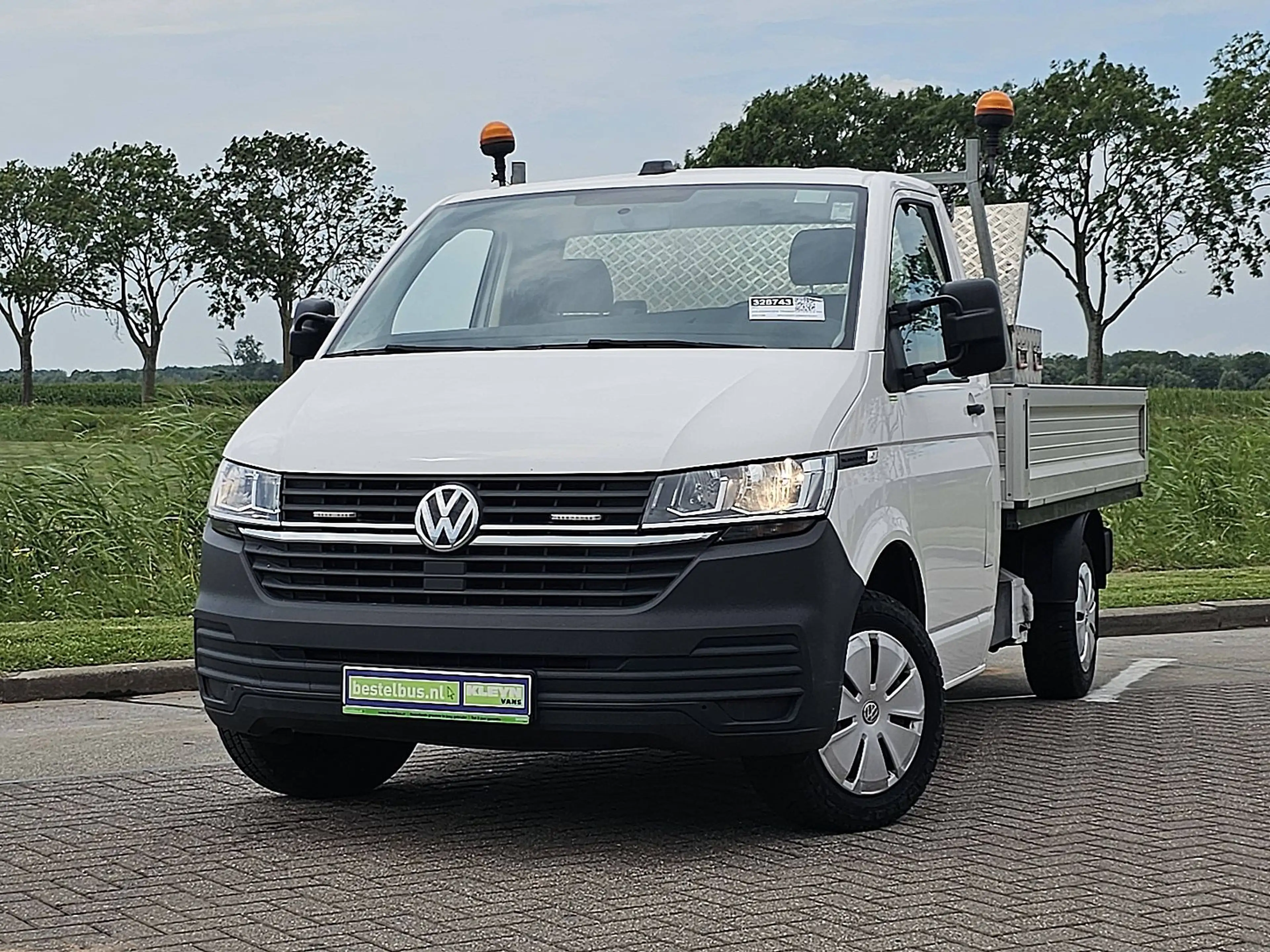 Volkswagen Transporter 2.0 TDI L2H1 28 — photo 2