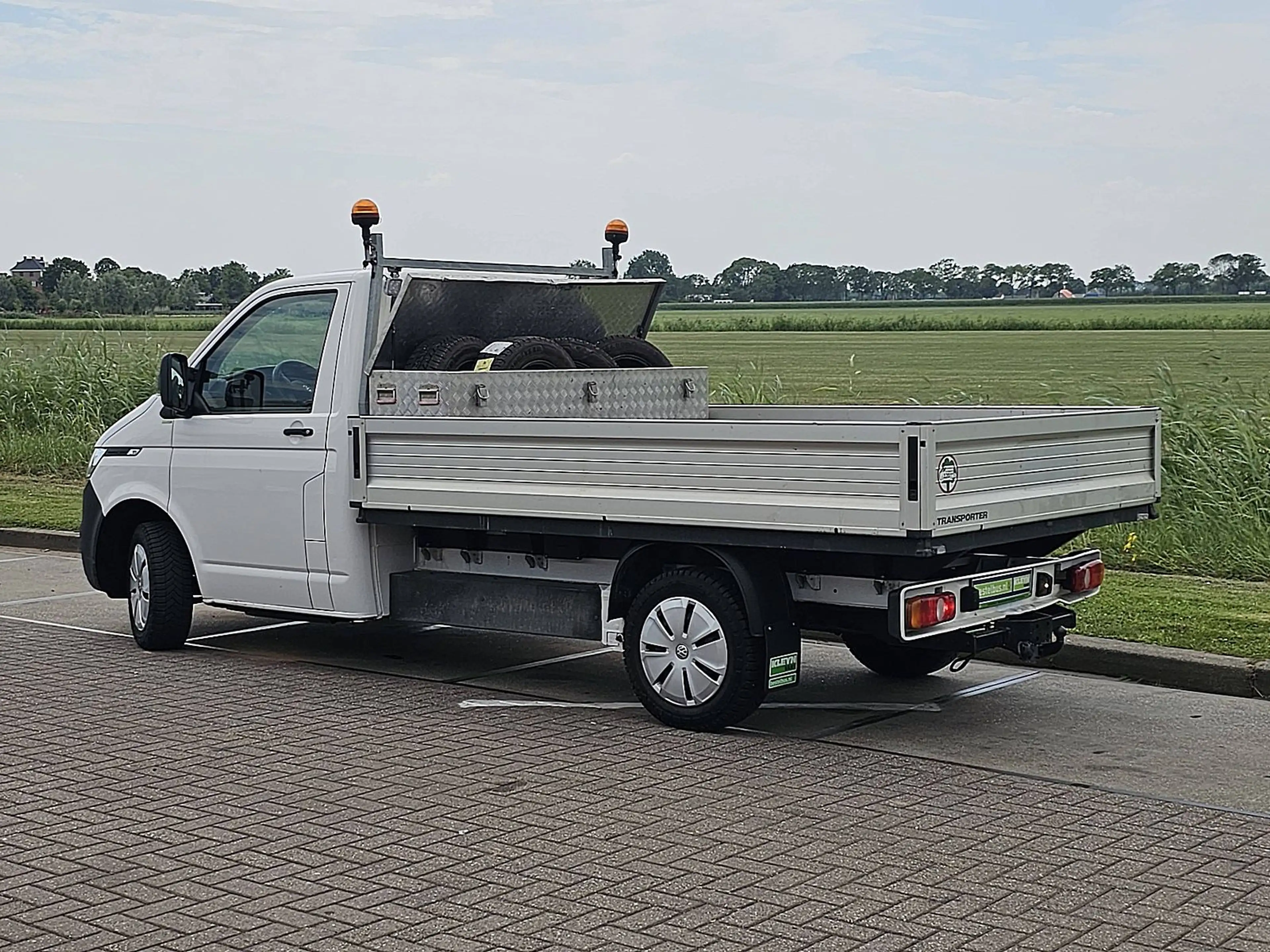 Volkswagen Transporter 2.0 TDI L2H1 28 — photo 7