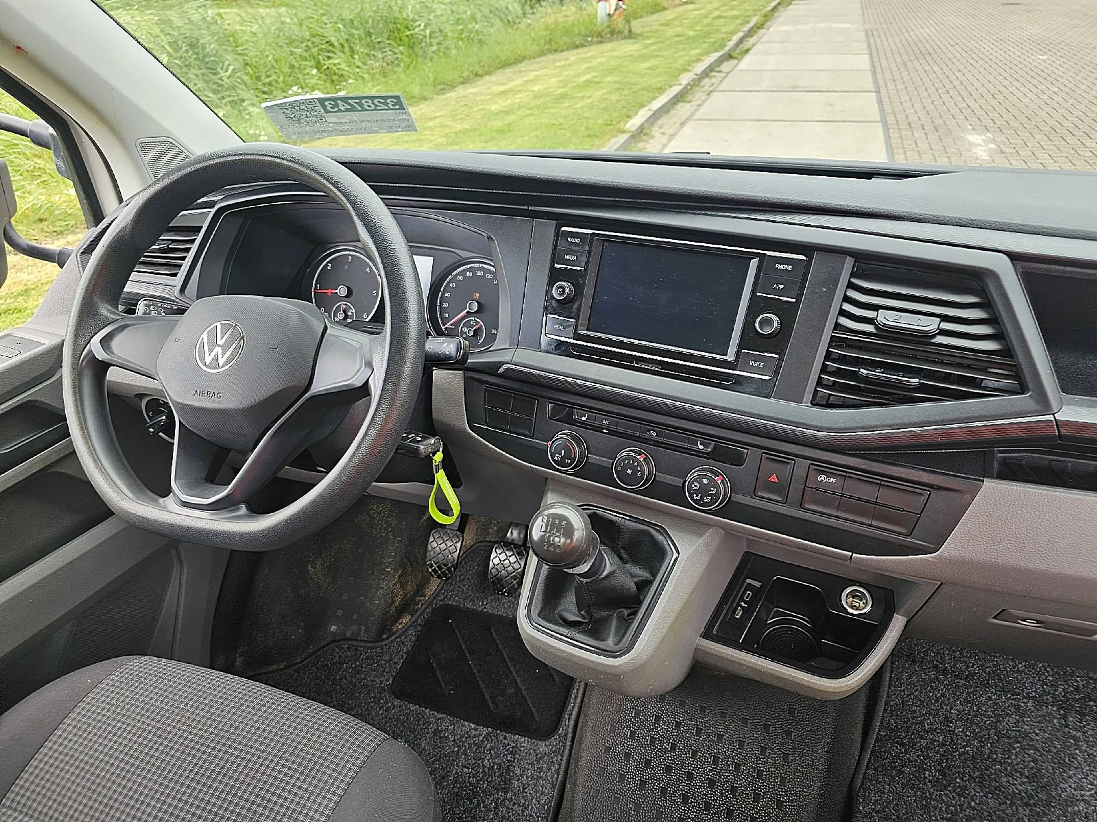 Volkswagen Transporter 2.0 TDI L2H1 28 — photo 8