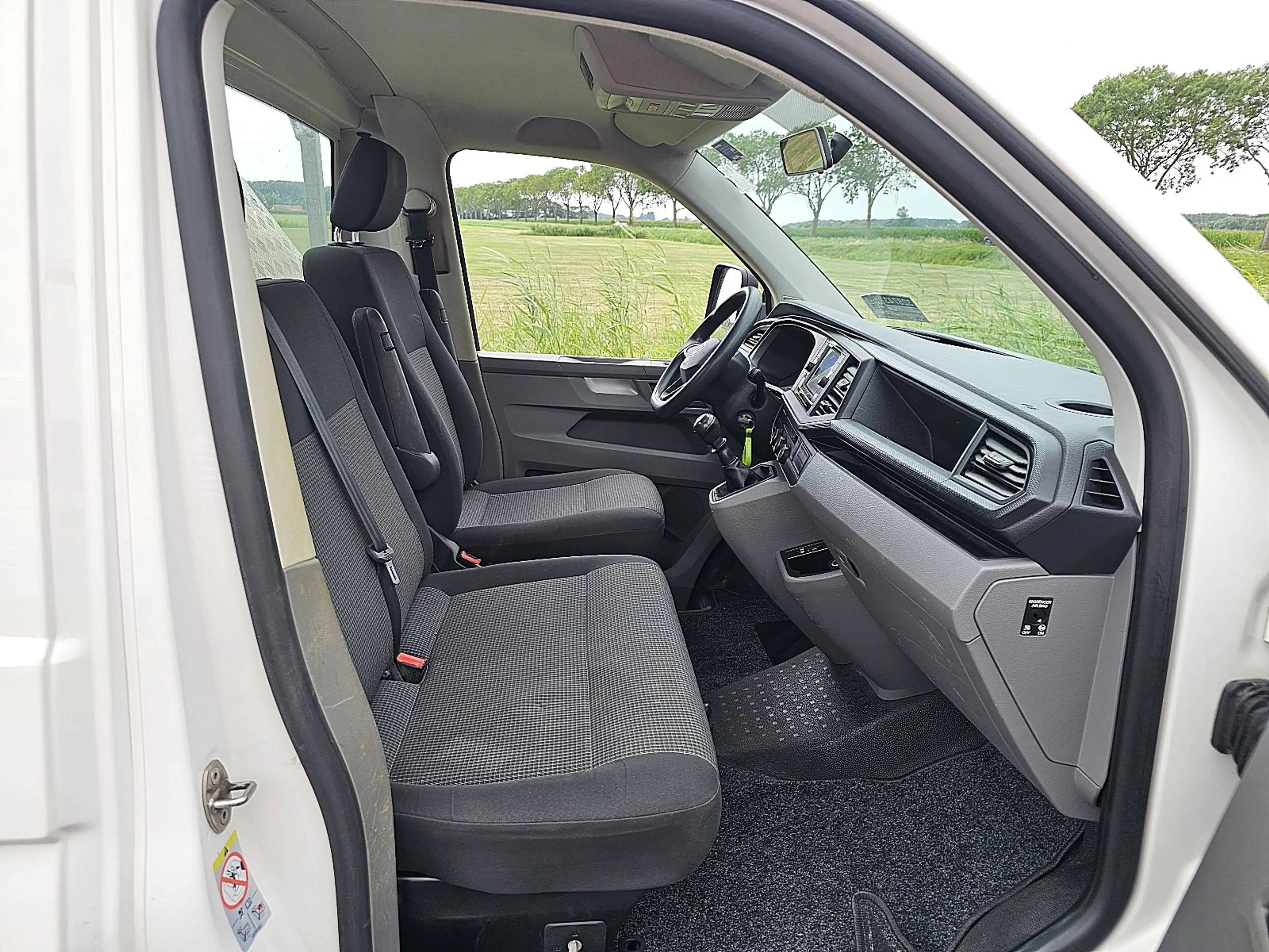 Volkswagen Transporter 2.0 TDI L2H1 28 — photo 9