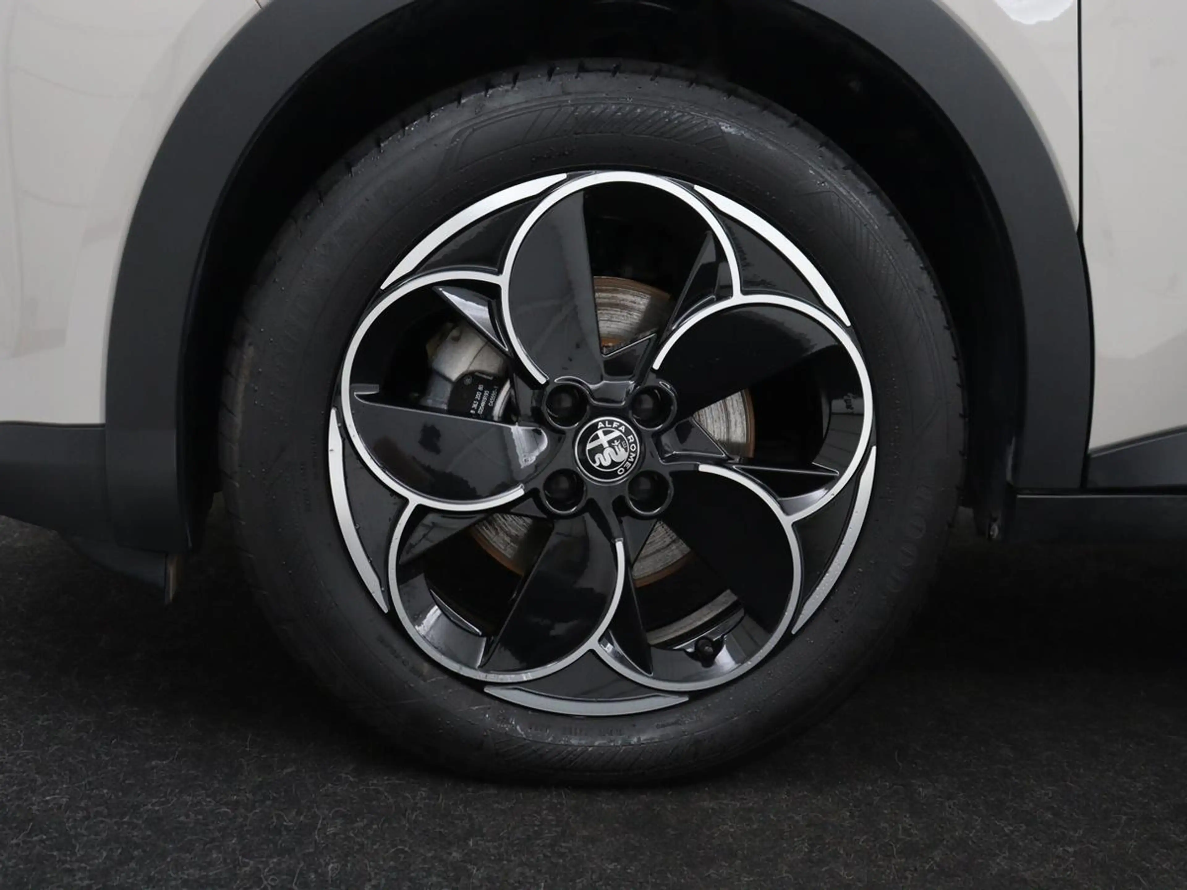Alfa Romeo Junior Elettrica 54 kWh | SOH 97,3% | Adaptive cruise | C — photo 33