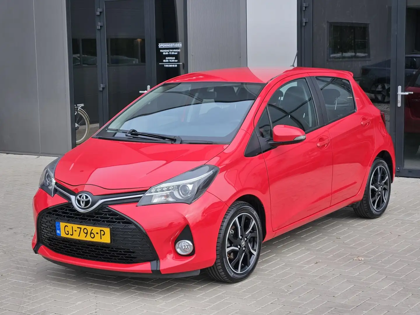 Toyota Yaris 1.3 VVT-i Dynamic Cam NL-auto NAP 1e eig. Rood - 2
