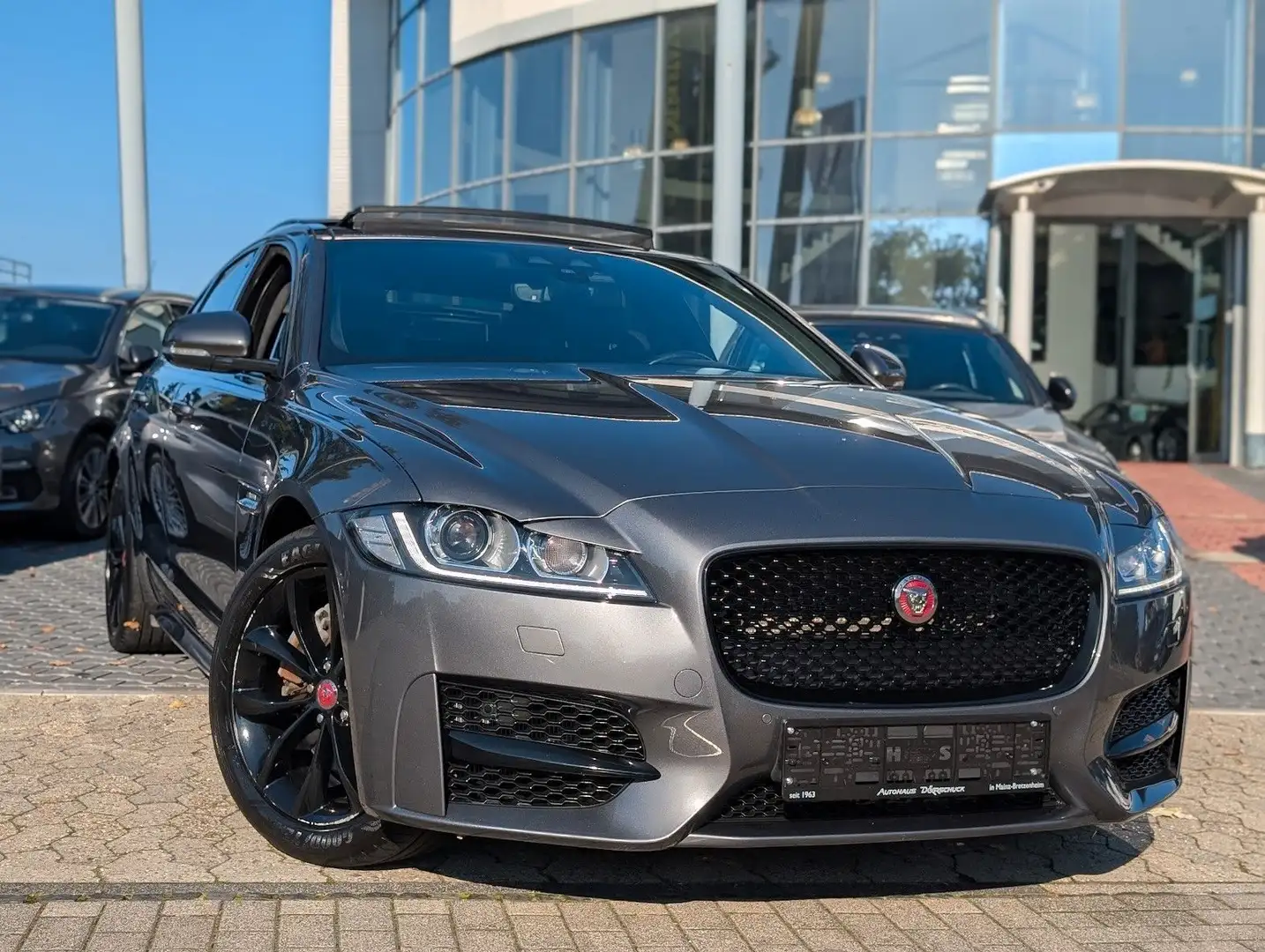 Jaguar XF R-Sport 1 Hand. Schiebedach. Navi. Bi-Xenon. Grau - 2