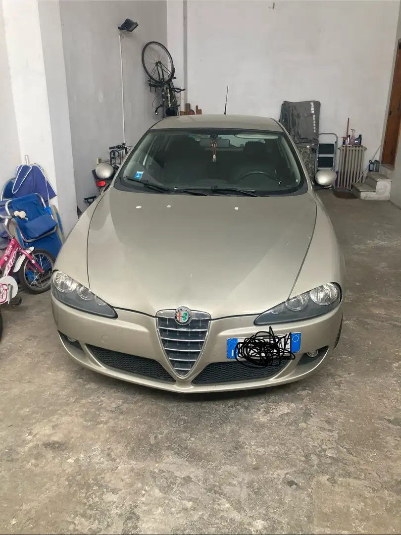 Alfa Romeo 147 5p 1.9 jtd mjt Distinctive c/esp 150cv Beżowy - 1