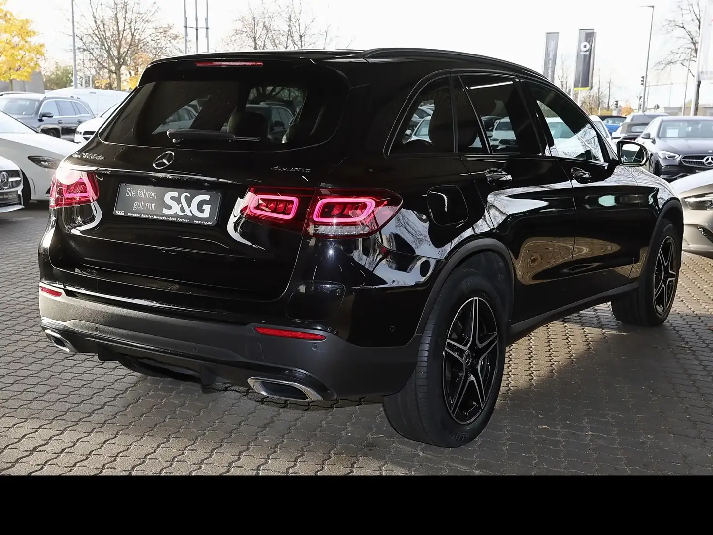 Mercedes-Benz GLC 300 de 4M AMG AHK+PANO+DISTRONIC+KEYLESS+19" Schwarz - 2